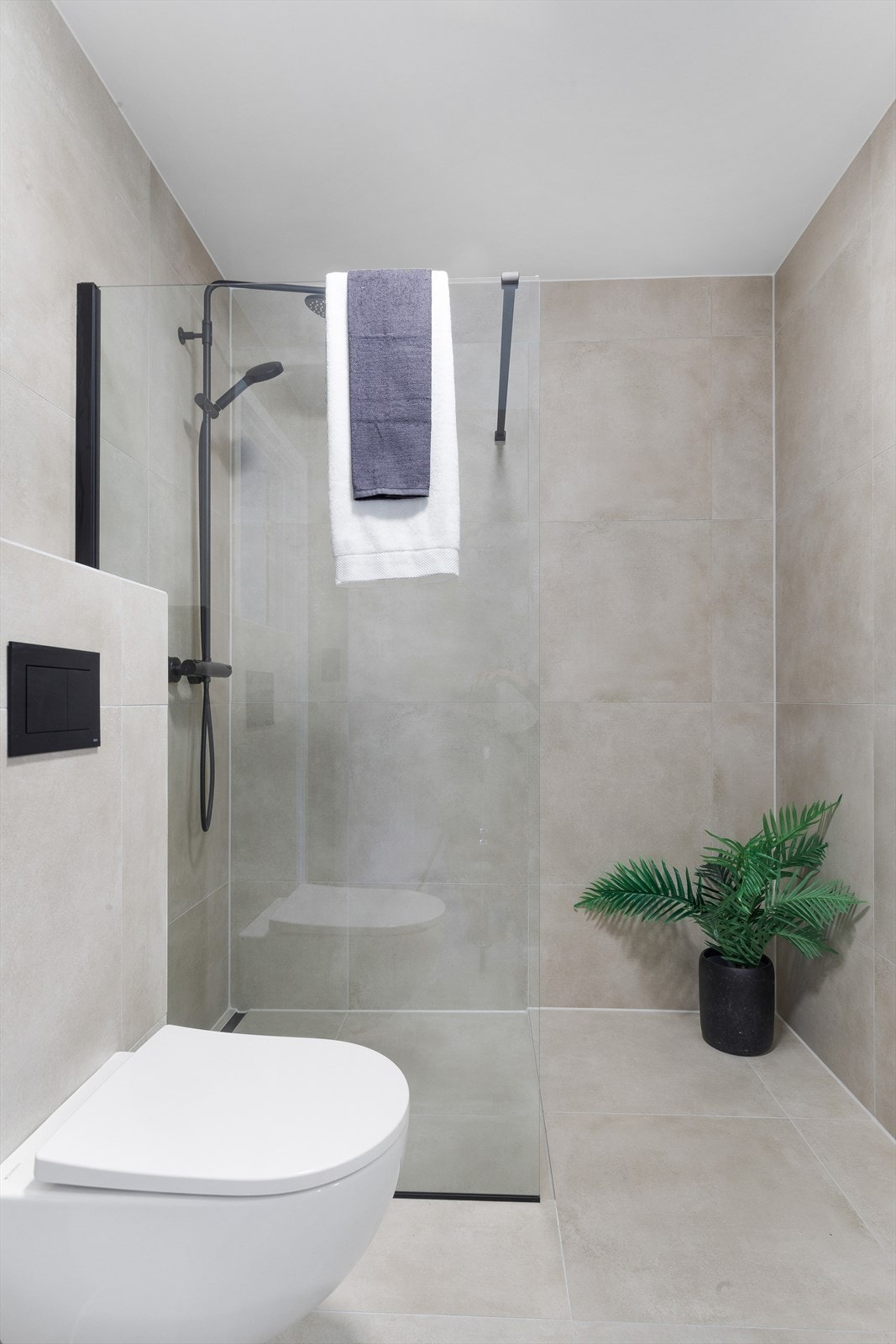 Fra soverommet er det direkte tilgang til et moderne bad med alle nødvendige fasiliteter. Galleribilde