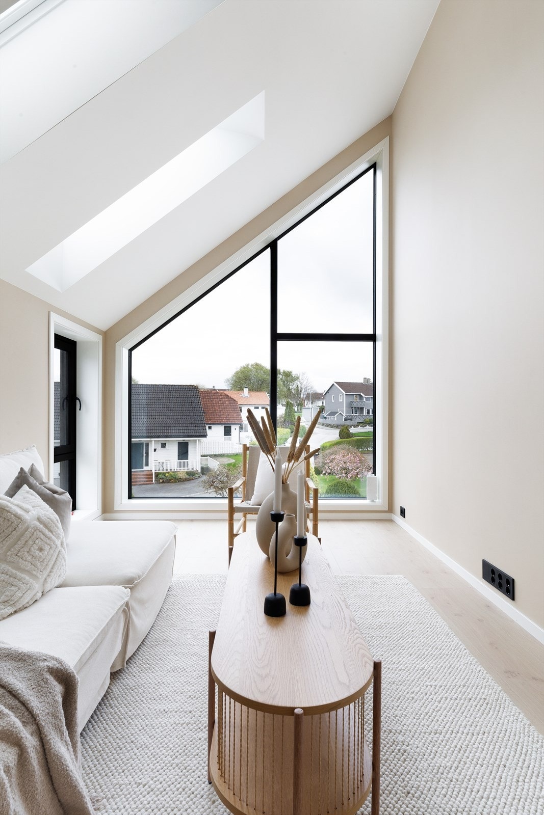 Store vindusflater slipper inn rikelig med naturlig lys i TV-stuen. Galleribilde