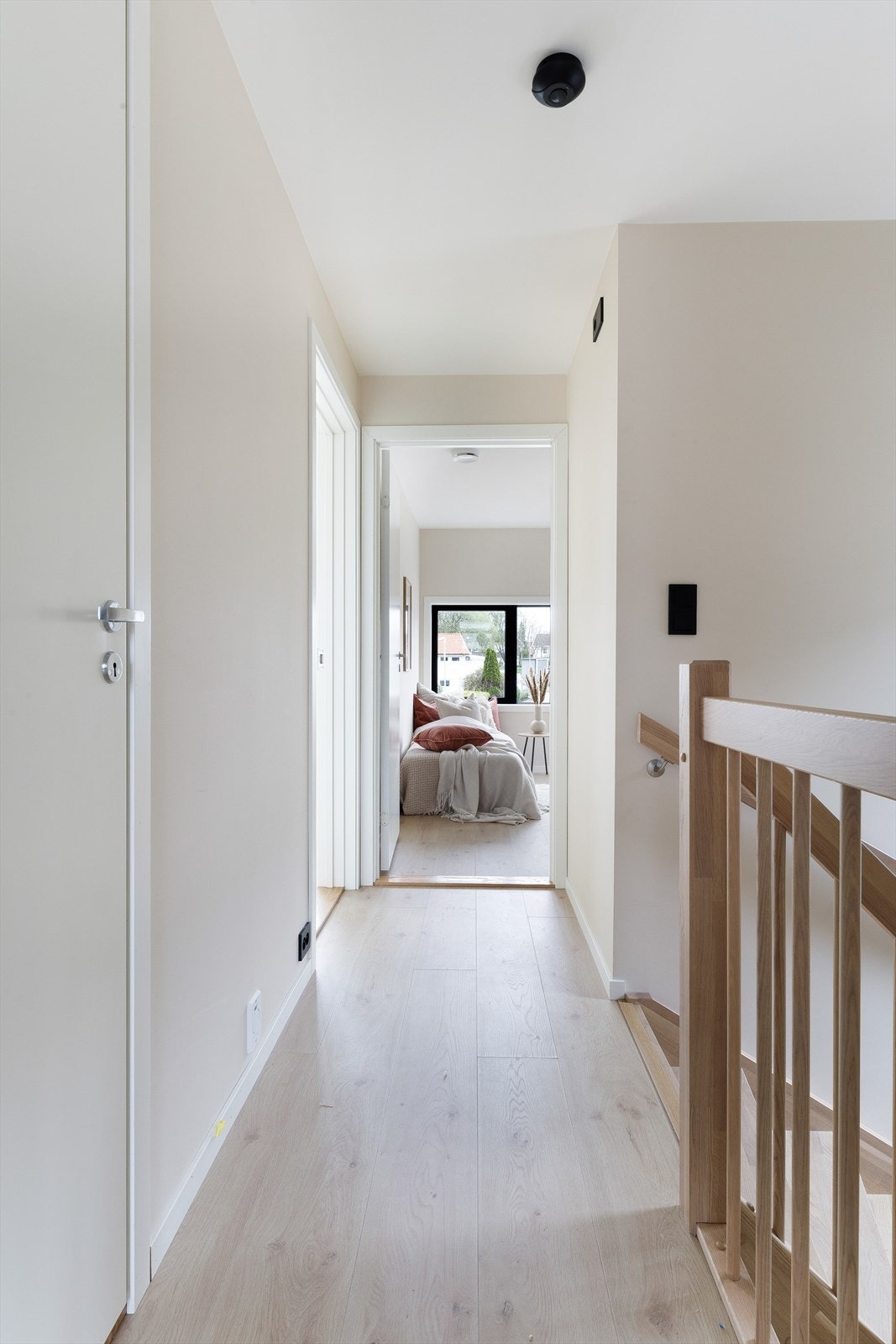 I andre etasje finner du en lys og romslig gang som binder sammen tre gode soverom. Galleribilde