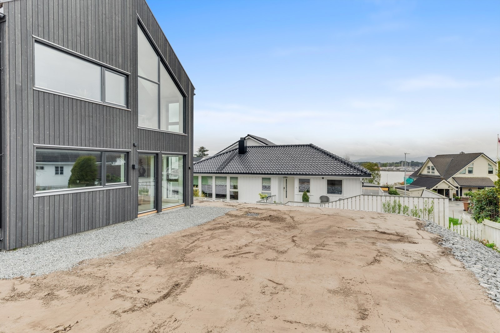 Dette er et barnevennlig område, med kort gangavstand til flere skoler: Skeie skole og Hundvåg skole (1.-7. klasse) ligger henholdsvis 14 og 15 minutters gange fra boligen, mens Lunde skole (8.-10. klasse) kun er 5 minutters gange unna. Galleribilde