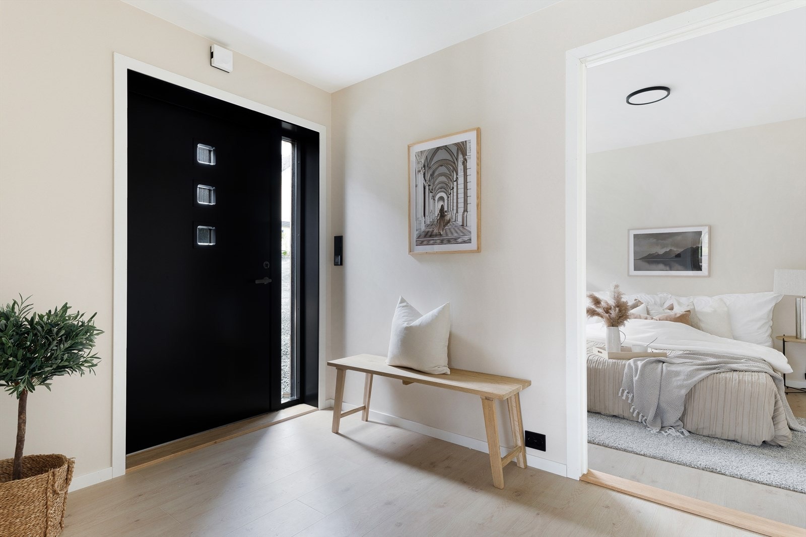 Lys og romslig entré. Galleribilde