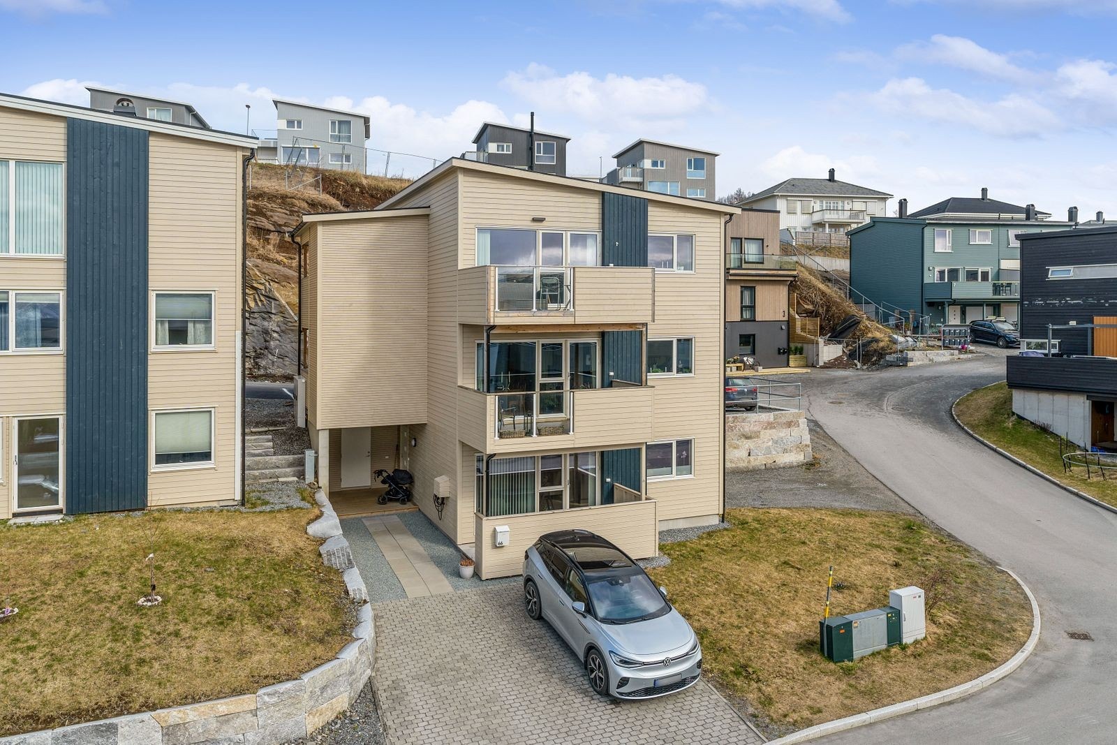 Fast utvendig parkeringsplass m/lader for elbil Galleribilde