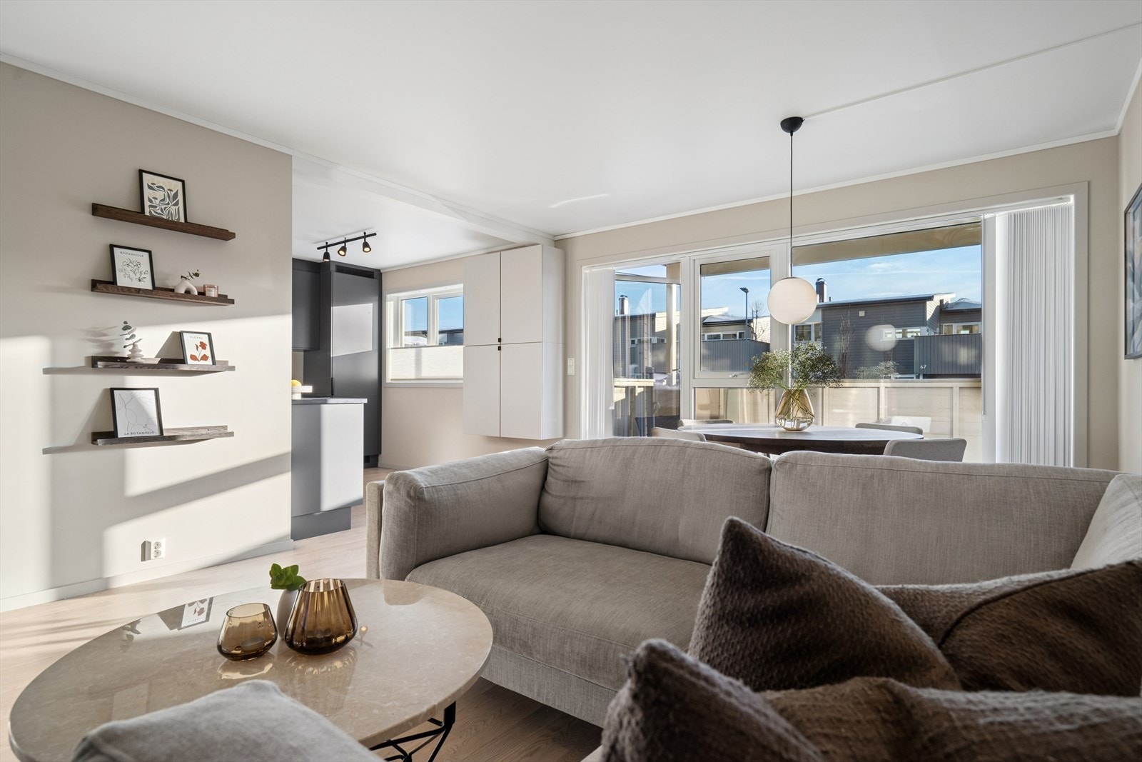 Leiligheten har vannbåren gulvvarme fordelt over tre soner og balansert ventilasjon som sørger for godt inneklima Galleribilde