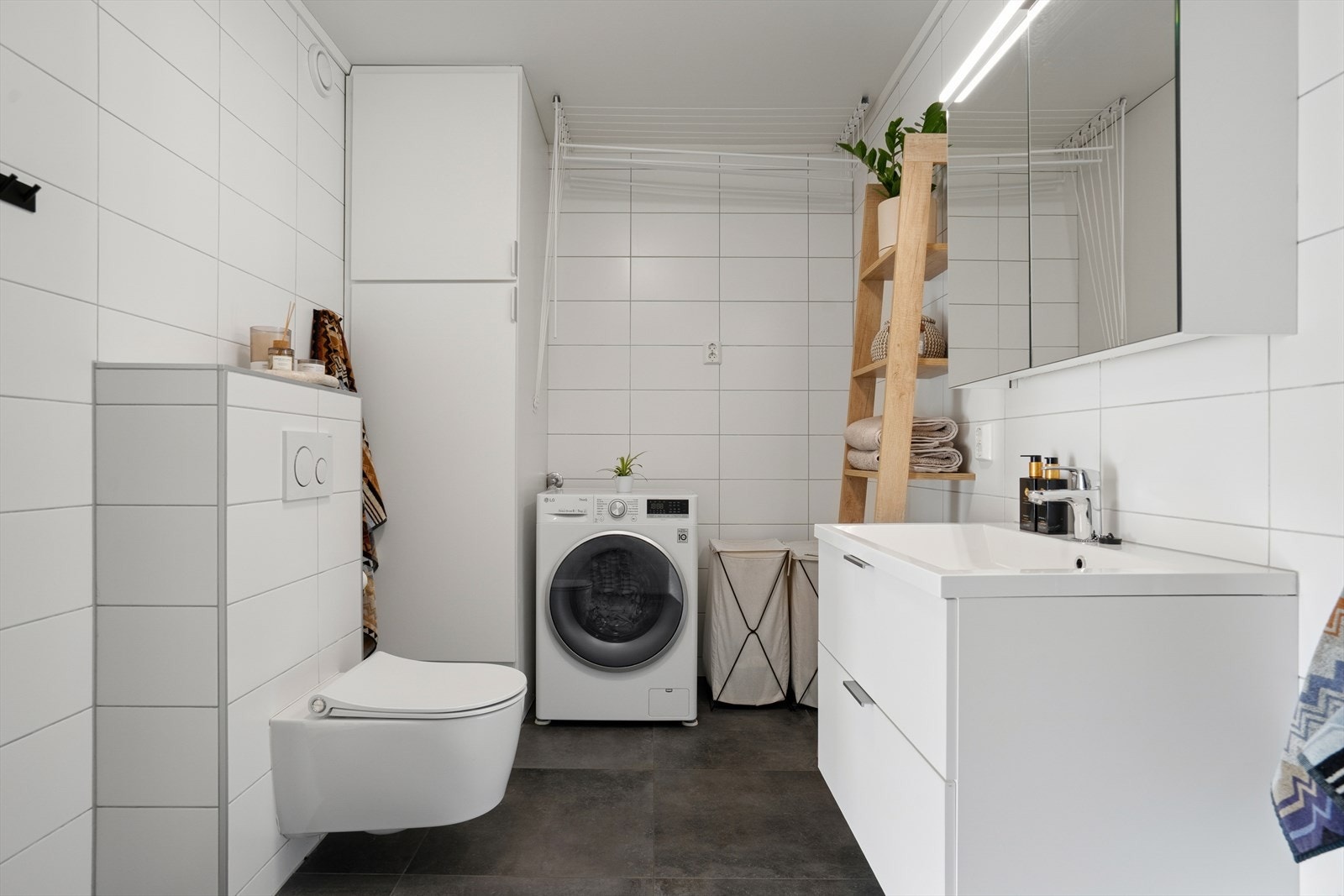 Innredningen består av servant med skuffer under og overskap med speilfronter - I tillegg er det høyskap med god lagringsplass Galleribilde