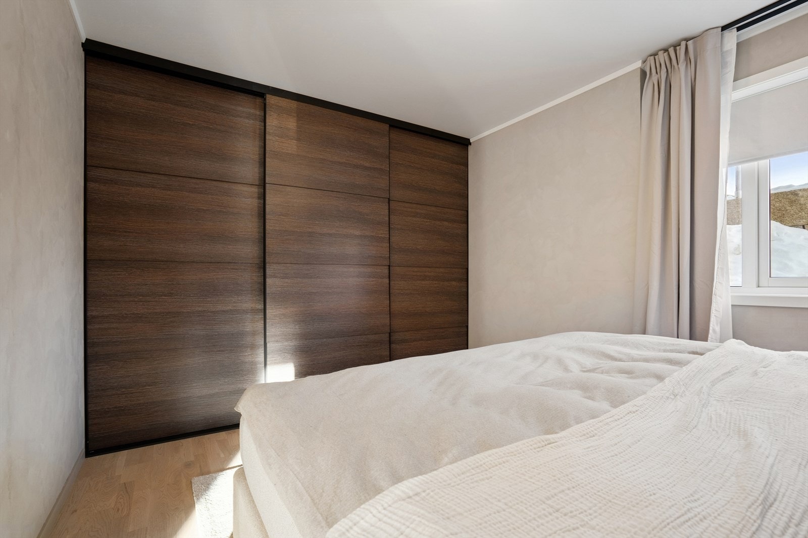 Soverom I - Rommet er utstyrt med en heldekkende skyvedørsgarderobe Galleribilde