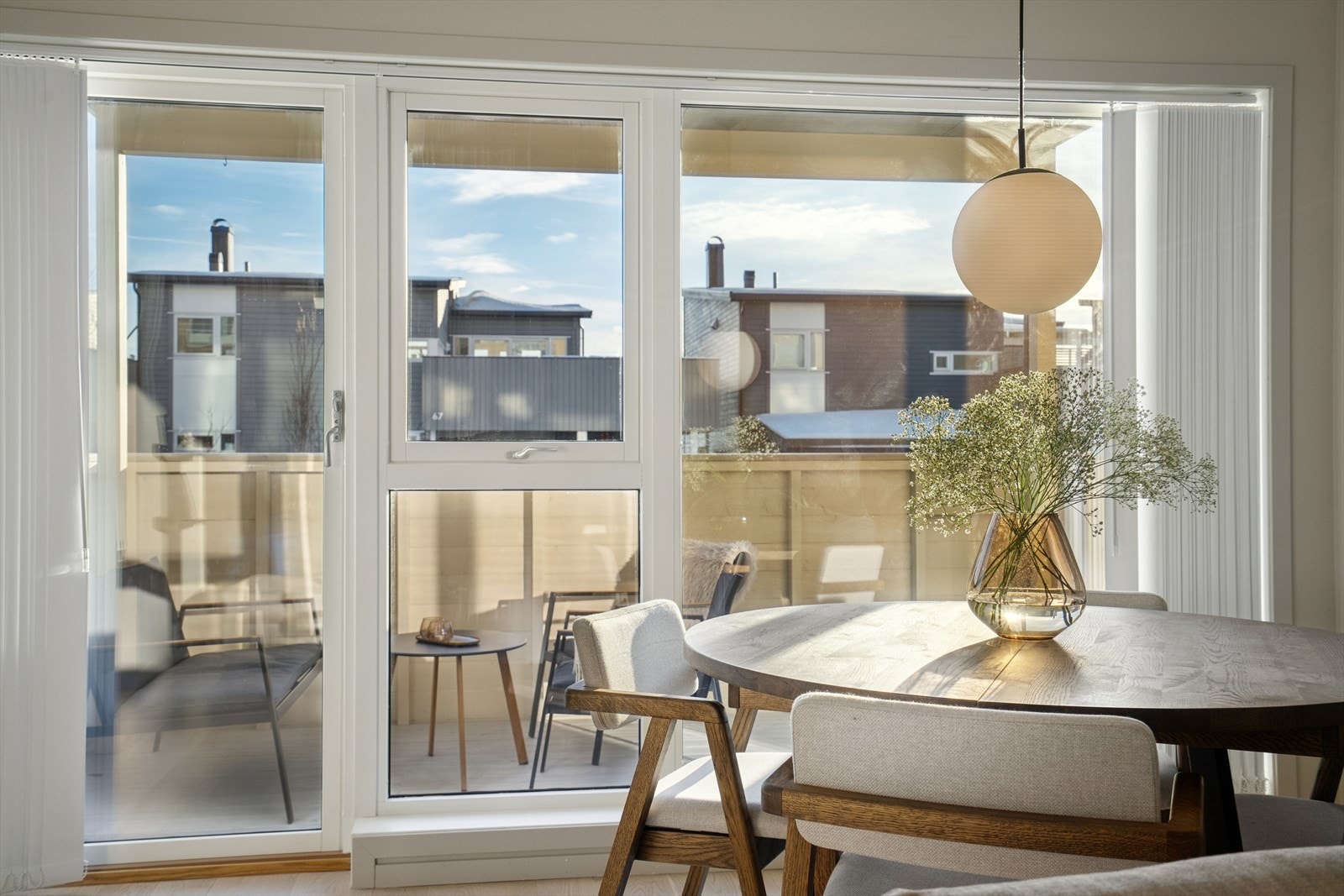 De store sørvendte vindusflatene slipper inn rikelig med naturlig lys og fra stuen er det også utgang til terrassen Galleribilde