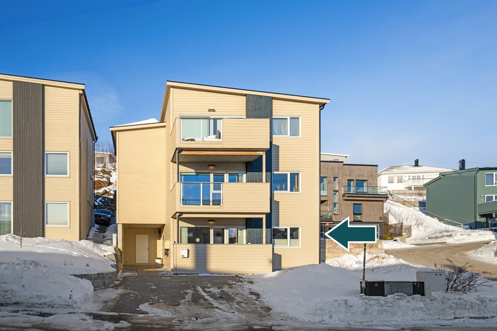 Nevnte leilighet ligger fint plassert på bakkeplan med trappefri adkomst Galleribilde