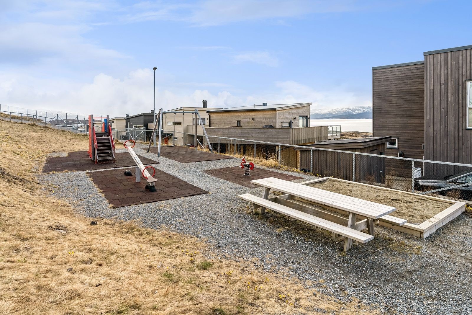 Like ved finner du en fin lekeplass med diverse apparater og parkbenk Galleribilde