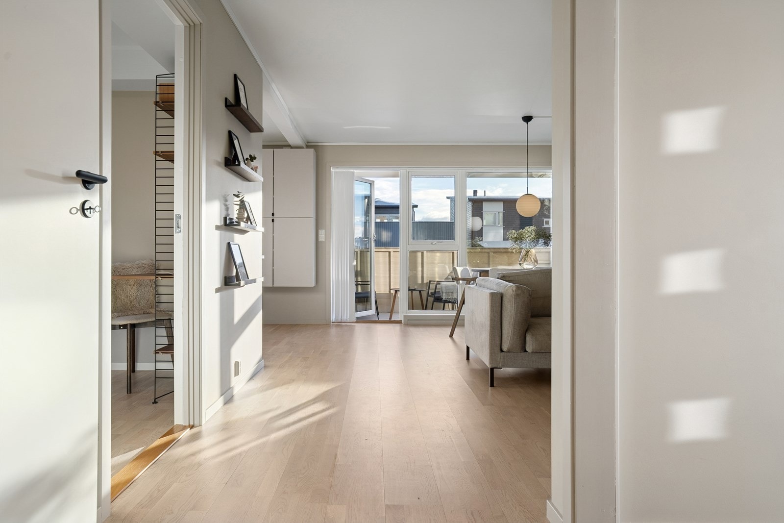 Videre kommer du inn i mellomgangen, som knytter alle innvendige rom i leiligheten sammen Galleribilde