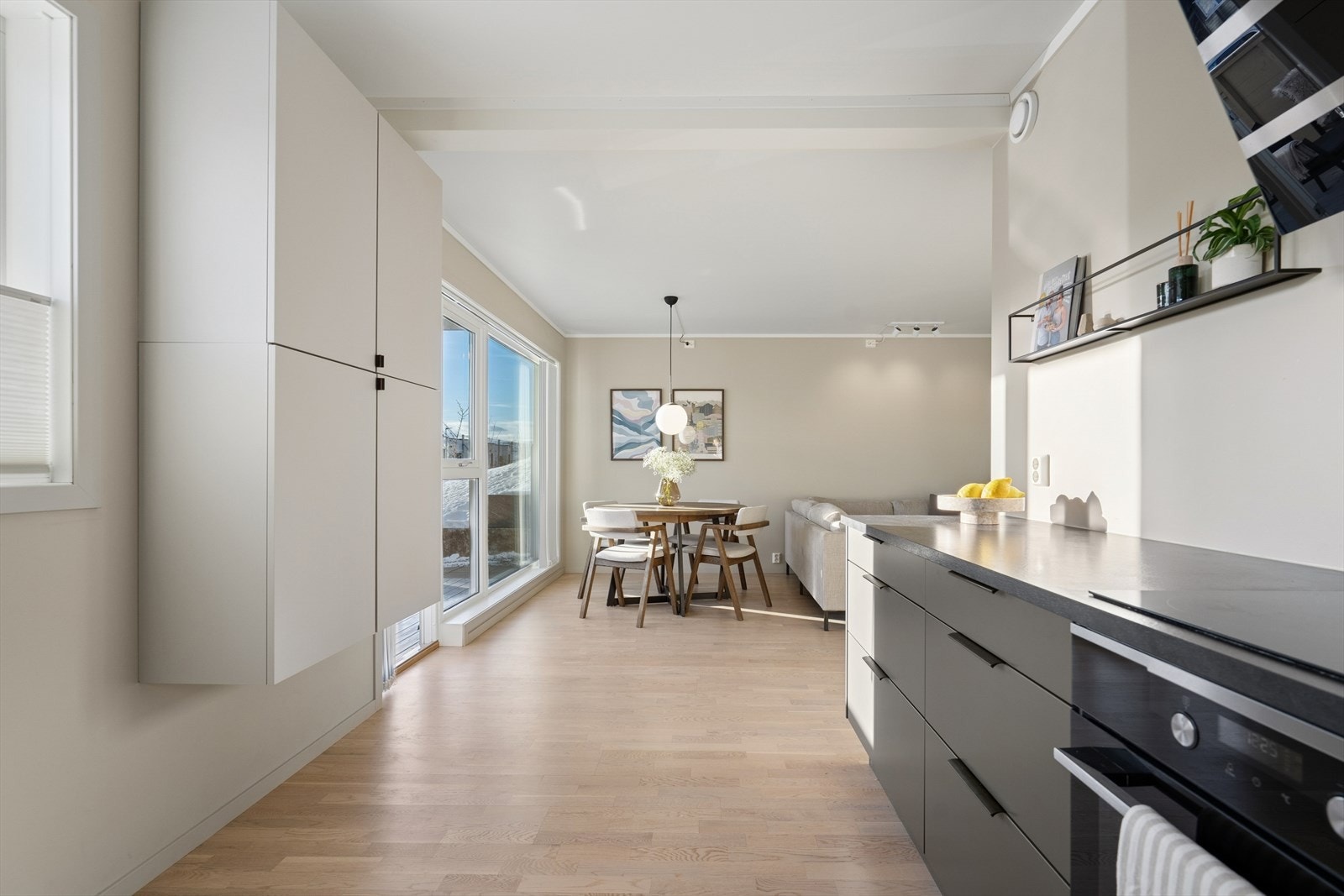 Kjøkkenet ligger i åpen løsning, noe som bidrar til økt romfølelse og skaper et sosialt oppholdsrom Galleribilde