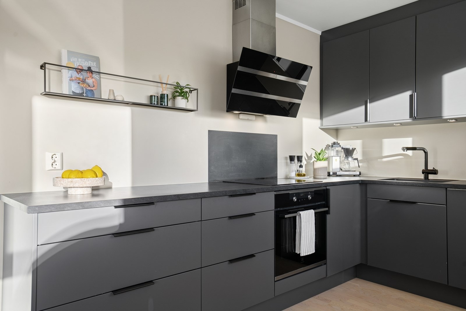 Det er mye skap- og benkeplass på kjøkkenet Galleribilde