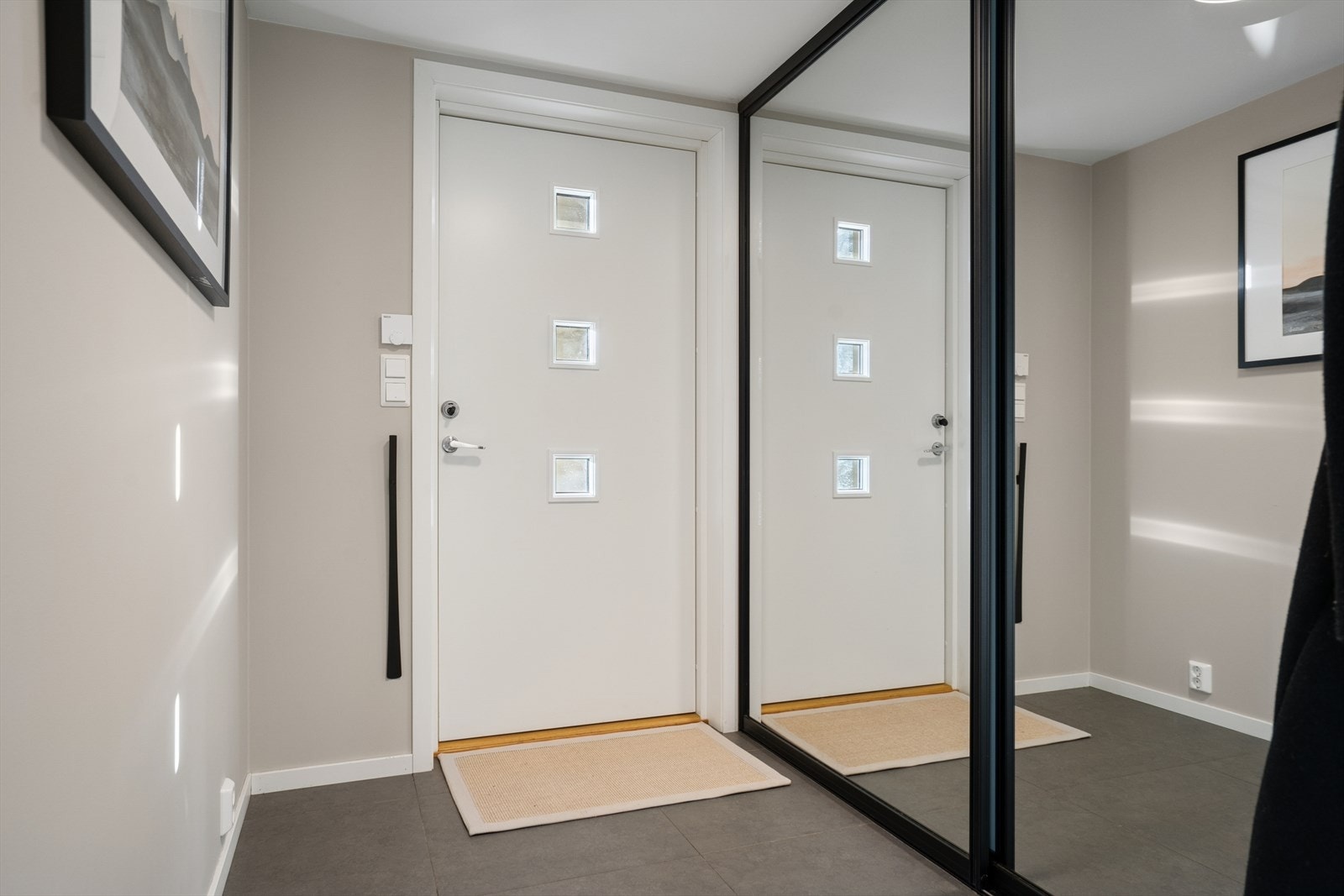 Du ønskes velkommen inn i en hyggelig flislagt entré med gulvvarme Galleribilde