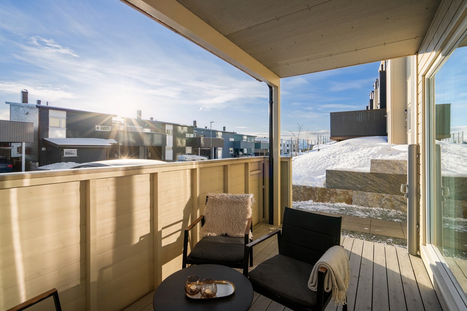 Terrassen har belysning og uttrekkbar levegg Galleribilde