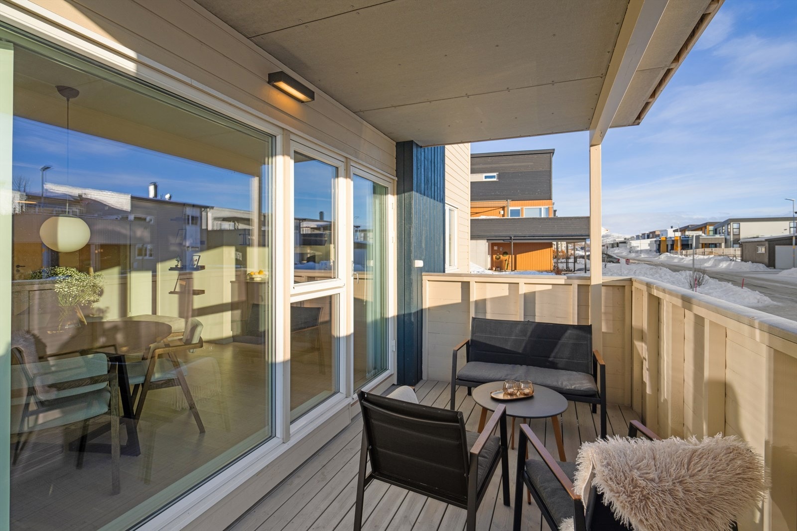 Den sørvendte terrassen er på ca. 10 kvm, noe som gir god plass til utemøblement Galleribilde