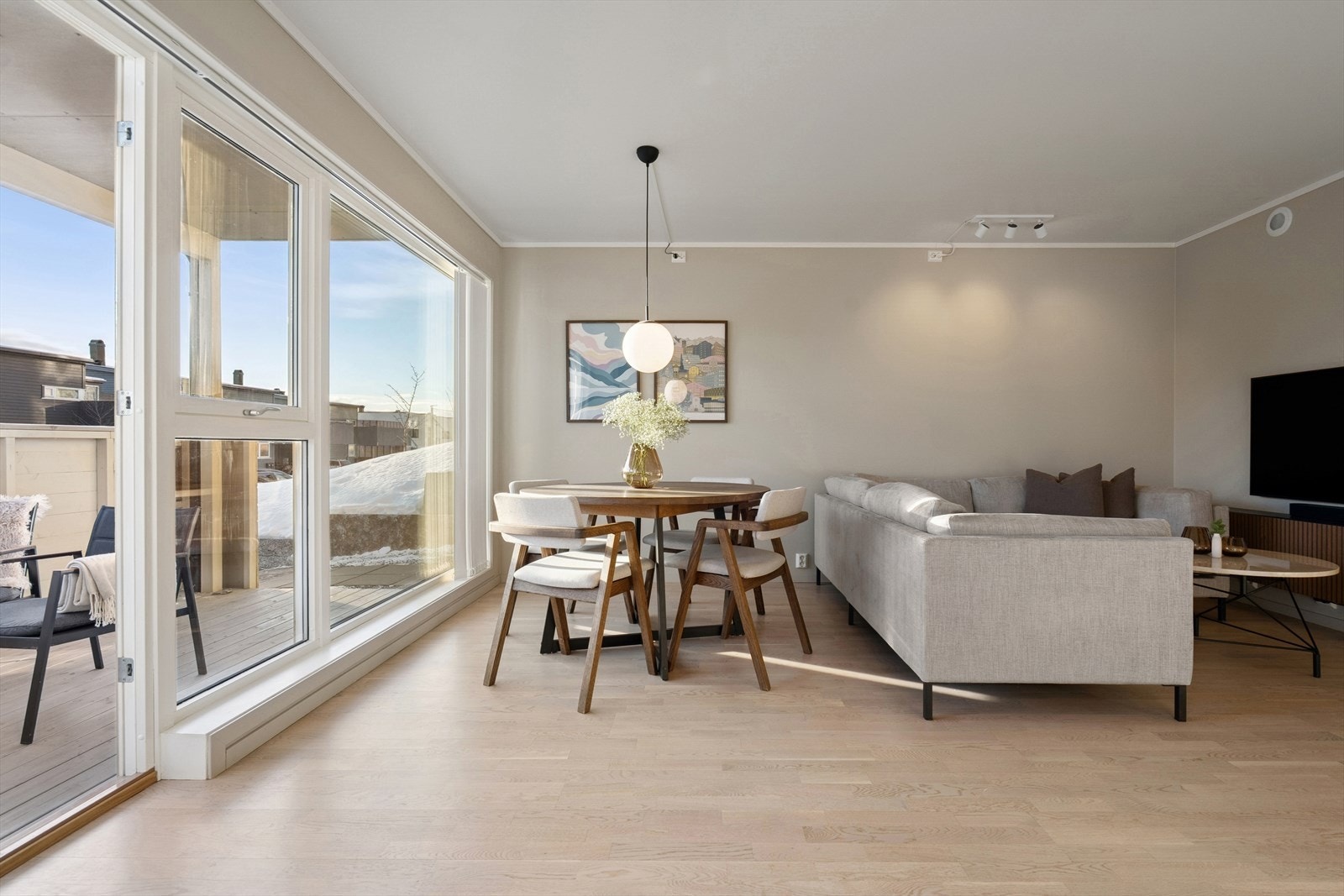 Rommet er møbleringsvennlig utformet med plass til både sofakrok og spisegruppe Galleribilde