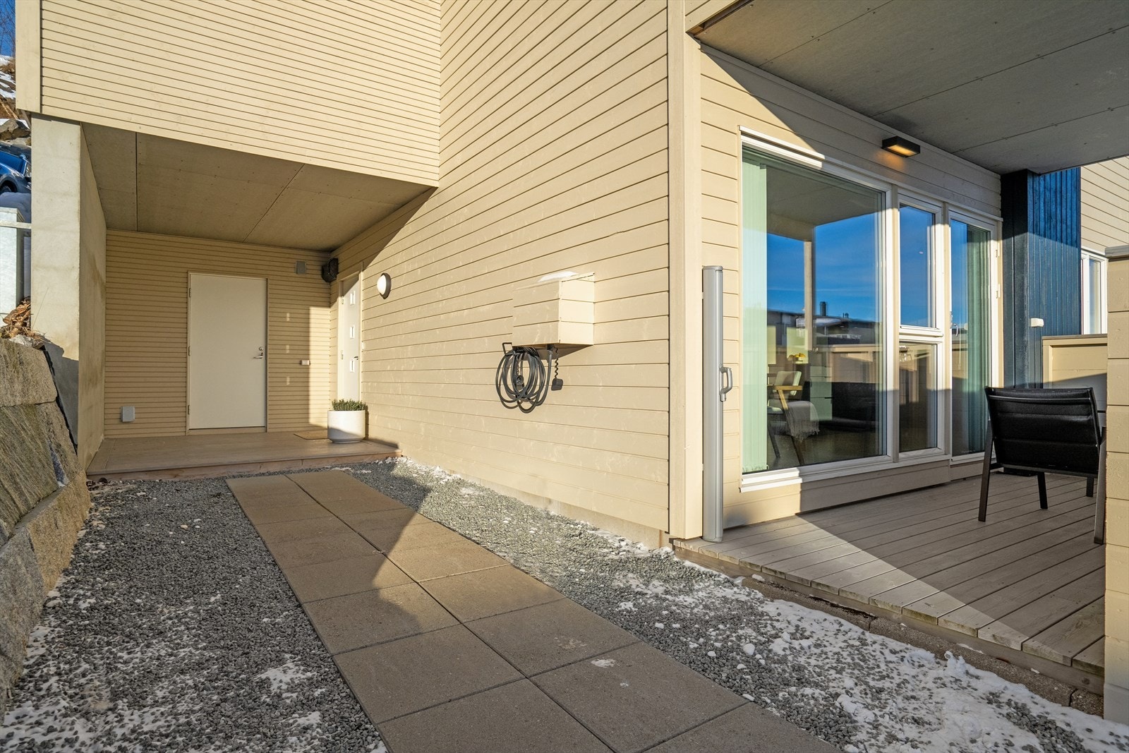 Leiligheten har eget overbygget inngangsparti, hvor du også finner en praktisk utebod - Videre har leiligheten sørvendt terrasse og fast utvendig parkeringsplass utstyrt med elbillader Galleribilde