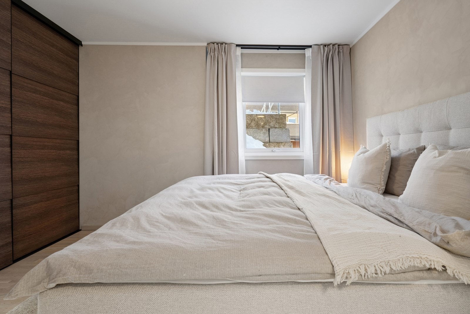 Soverom I - Hovedsoverommet er utført i lune farger og byr på god plass til dobbeltseng Galleribilde