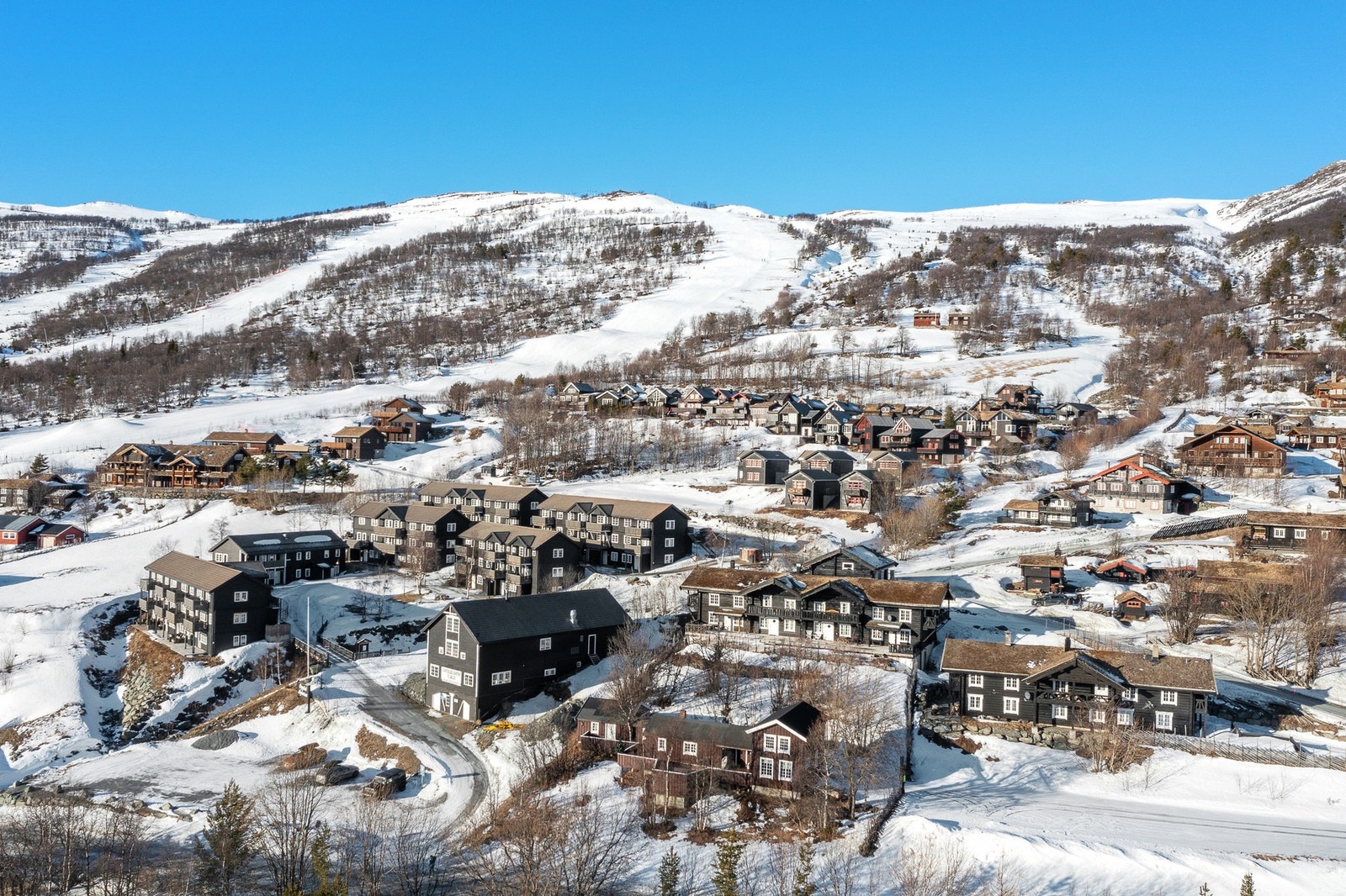 Eiendommen ligger etablert til i Gardåvegen hytteområde med Stølen skisenter som nærmeste nabo. Galleribilde