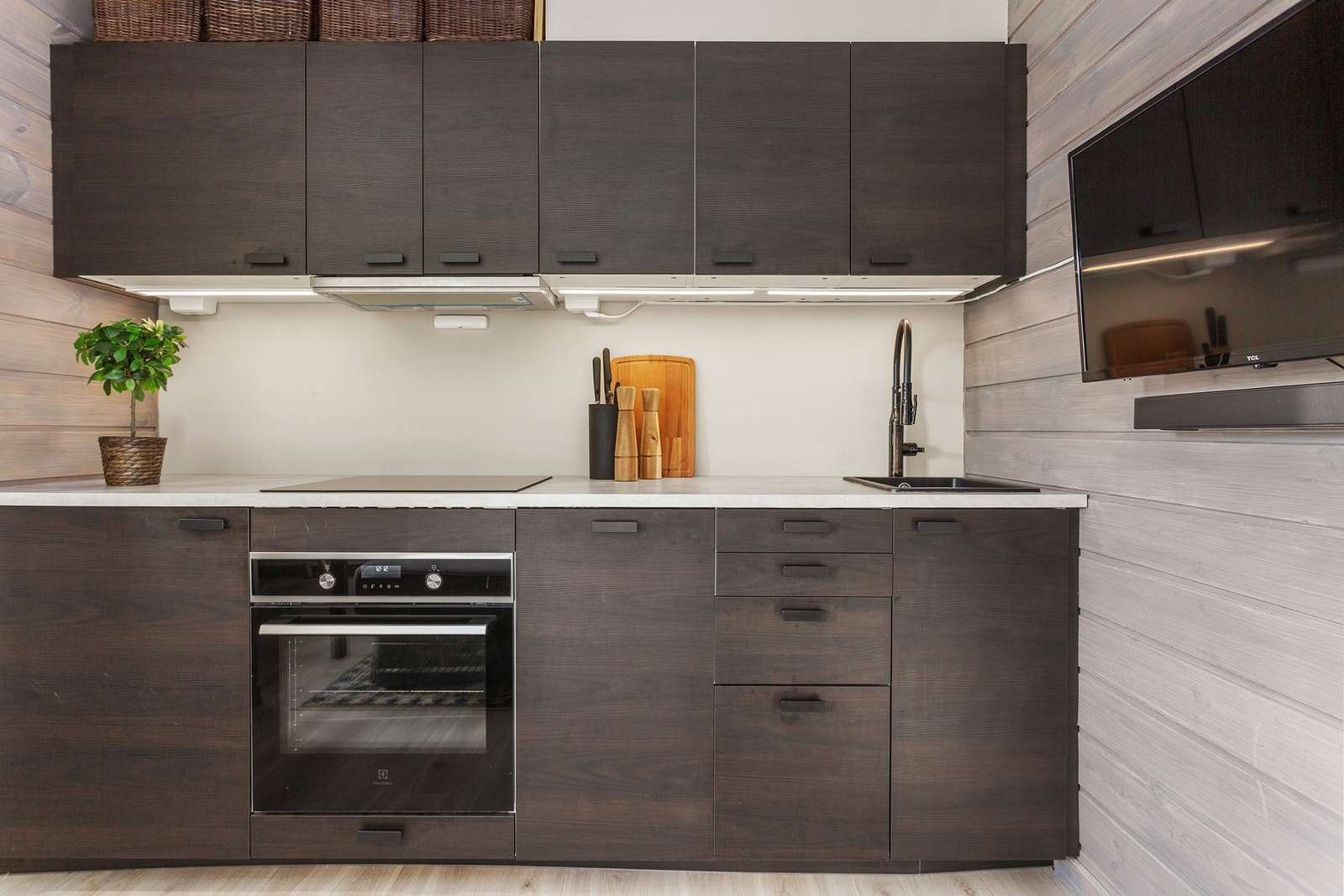 Kjøkken med innbydende farger. Galleribilde