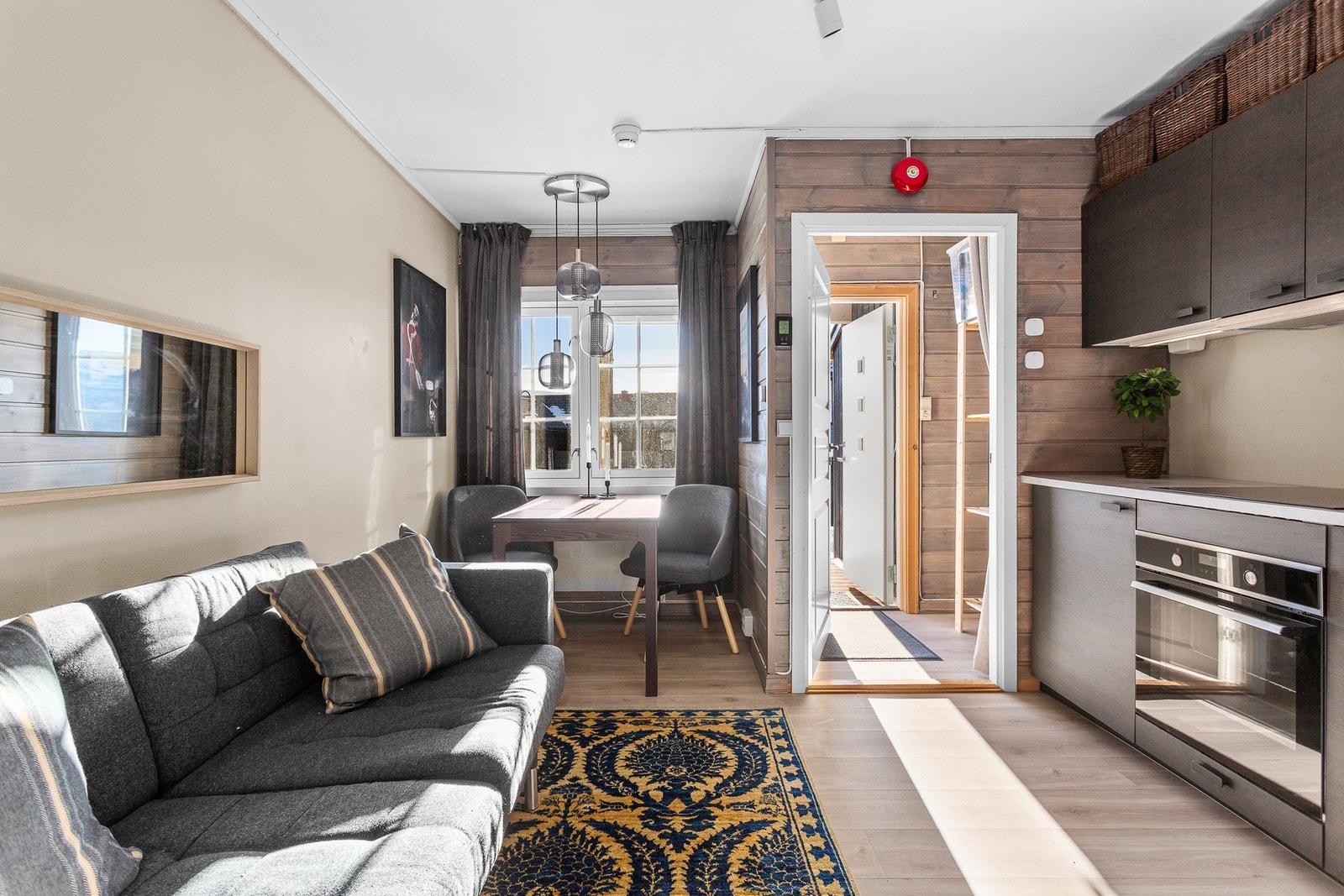 Bygget ble oppført i 1990 og leiligheten er vesentlig pusset opp i senere tid. Galleribilde