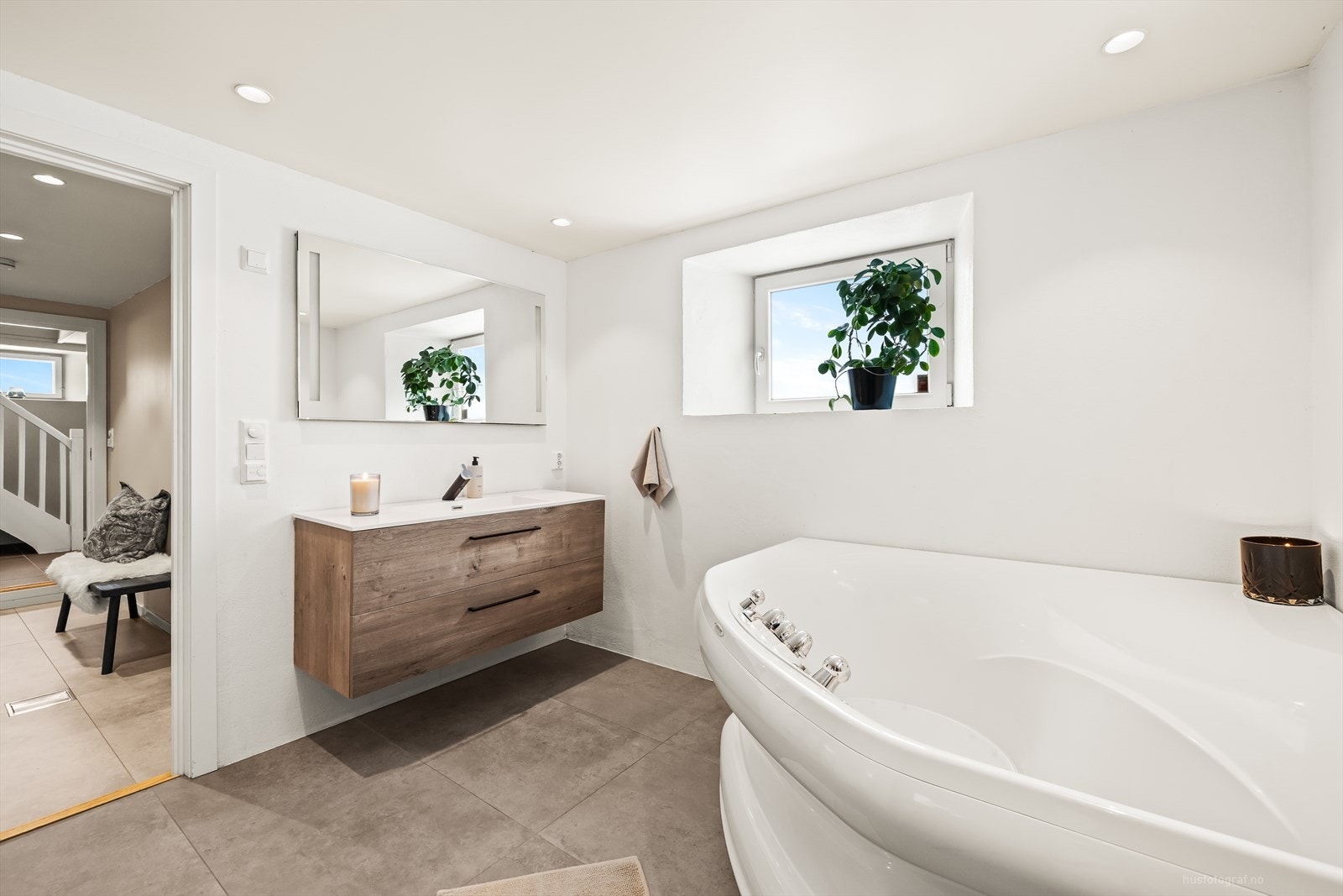 Lekkert bad med moderne uttrykk, oppgradert i 2019. Arbeid utført som egeninnsats, med noe bistand fra faglært personell. Galleribilde