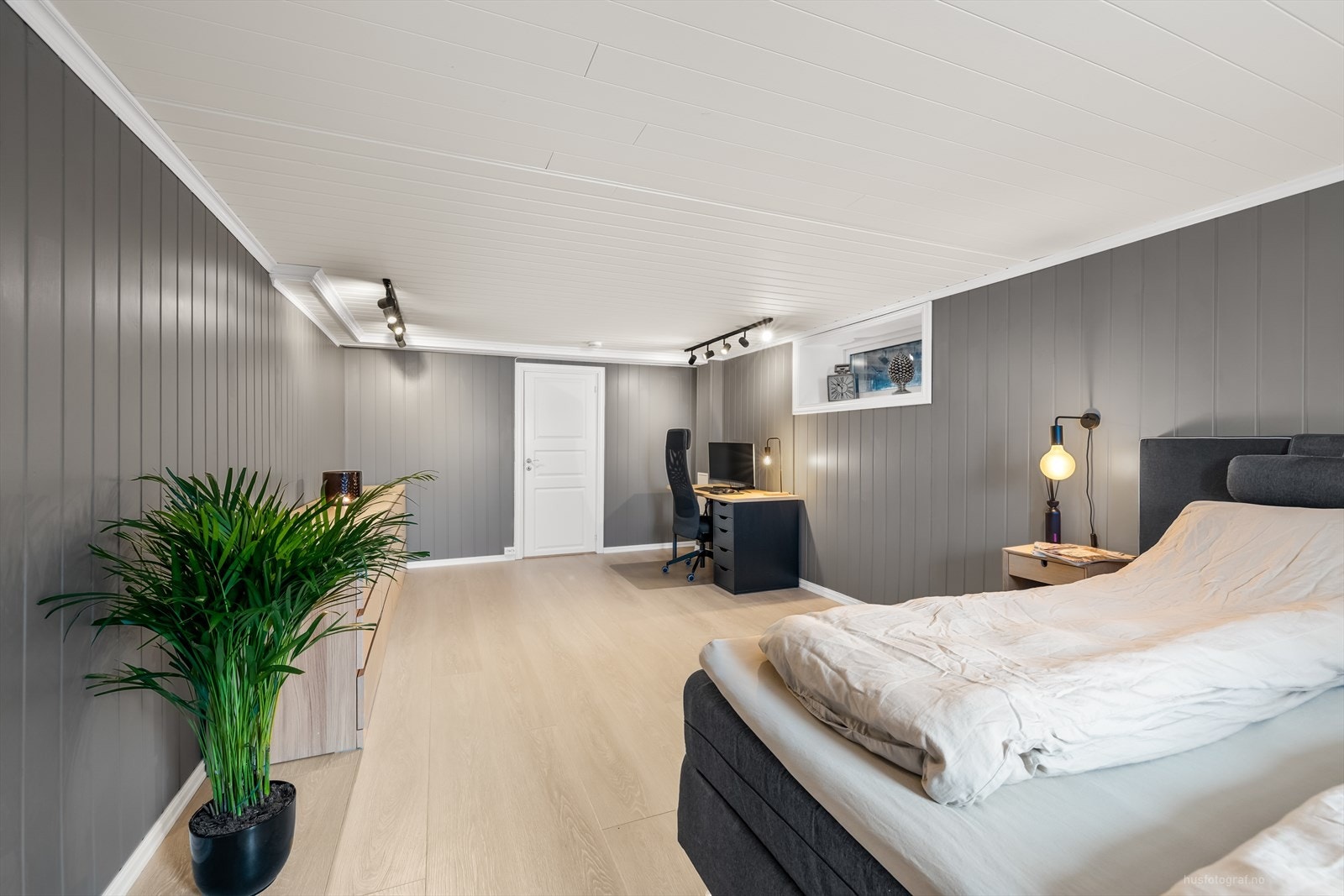 Her er det god plass til både garderobeløsning og skrivebord. Galleribilde