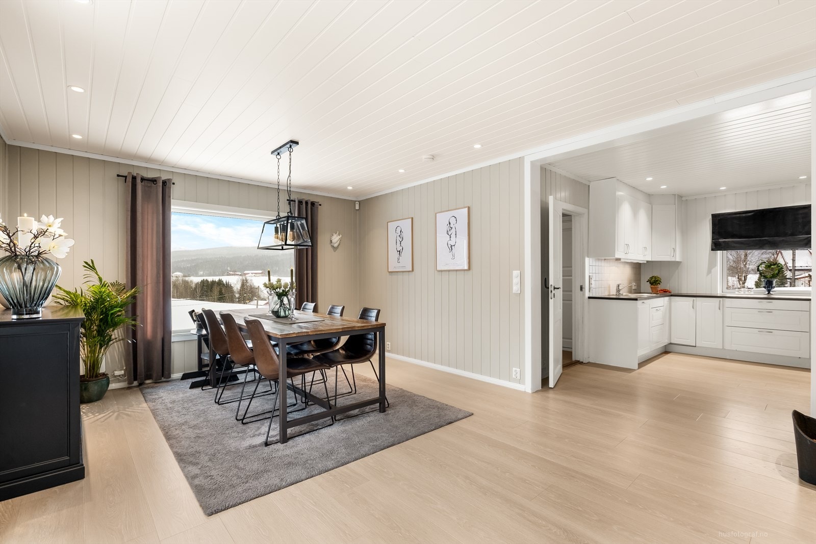 Romslig spisestue med god plass og flott utsikt til nærområde! Galleribilde
