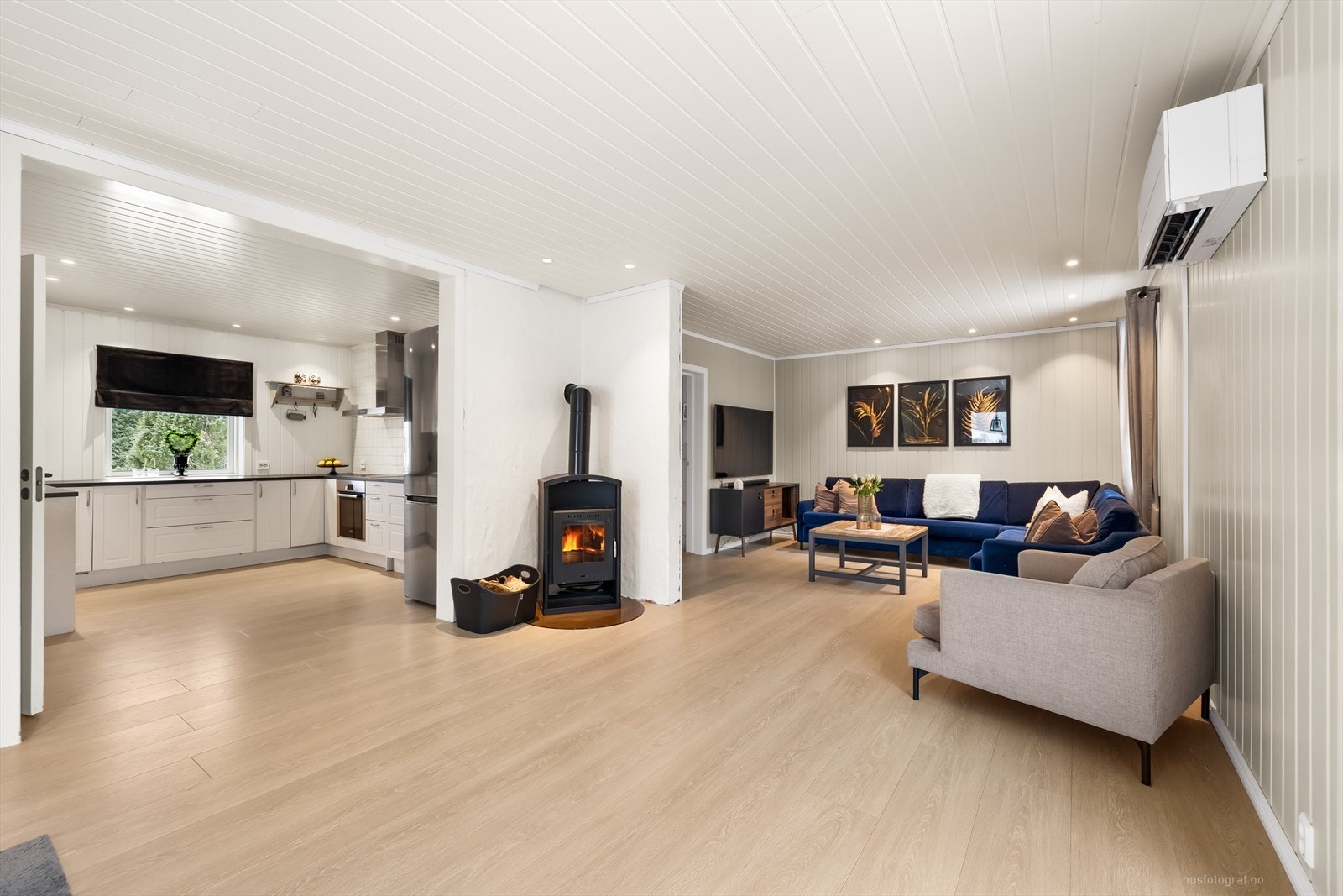 Det ble lagt lyst laminatgulv i 2023, noe som gir rommet et moderne og helhetlig uttrykk. Galleribilde