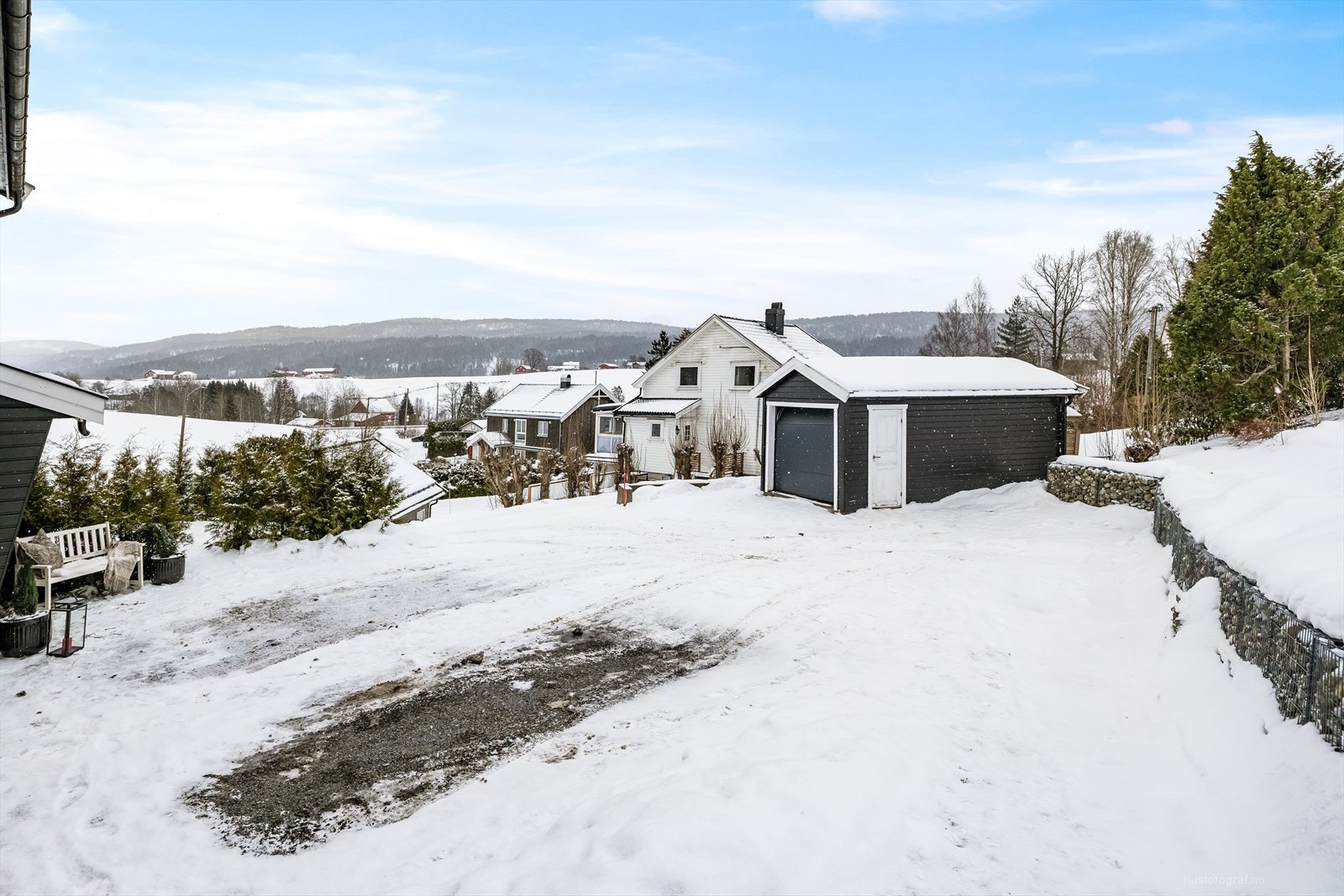 Garasje og god parkeringsmuligheter på egen gårdsplass. Galleribilde