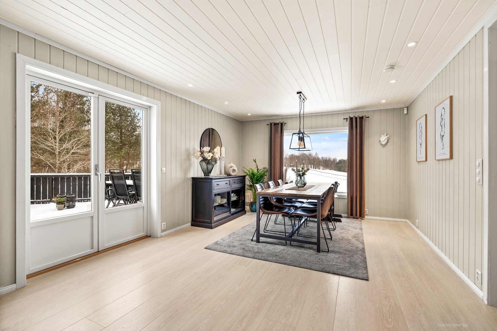 Fra stuen er det direkte utgang til en romslig terrasse med god plass til utemøbler. Galleribilde