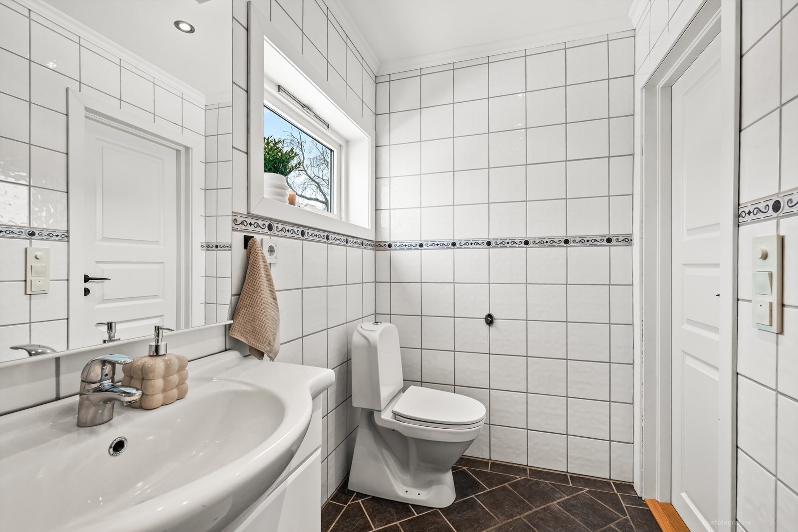 Rommet er utstyrt med servant og toalett. Det er undervarme på gulv. Galleribilde