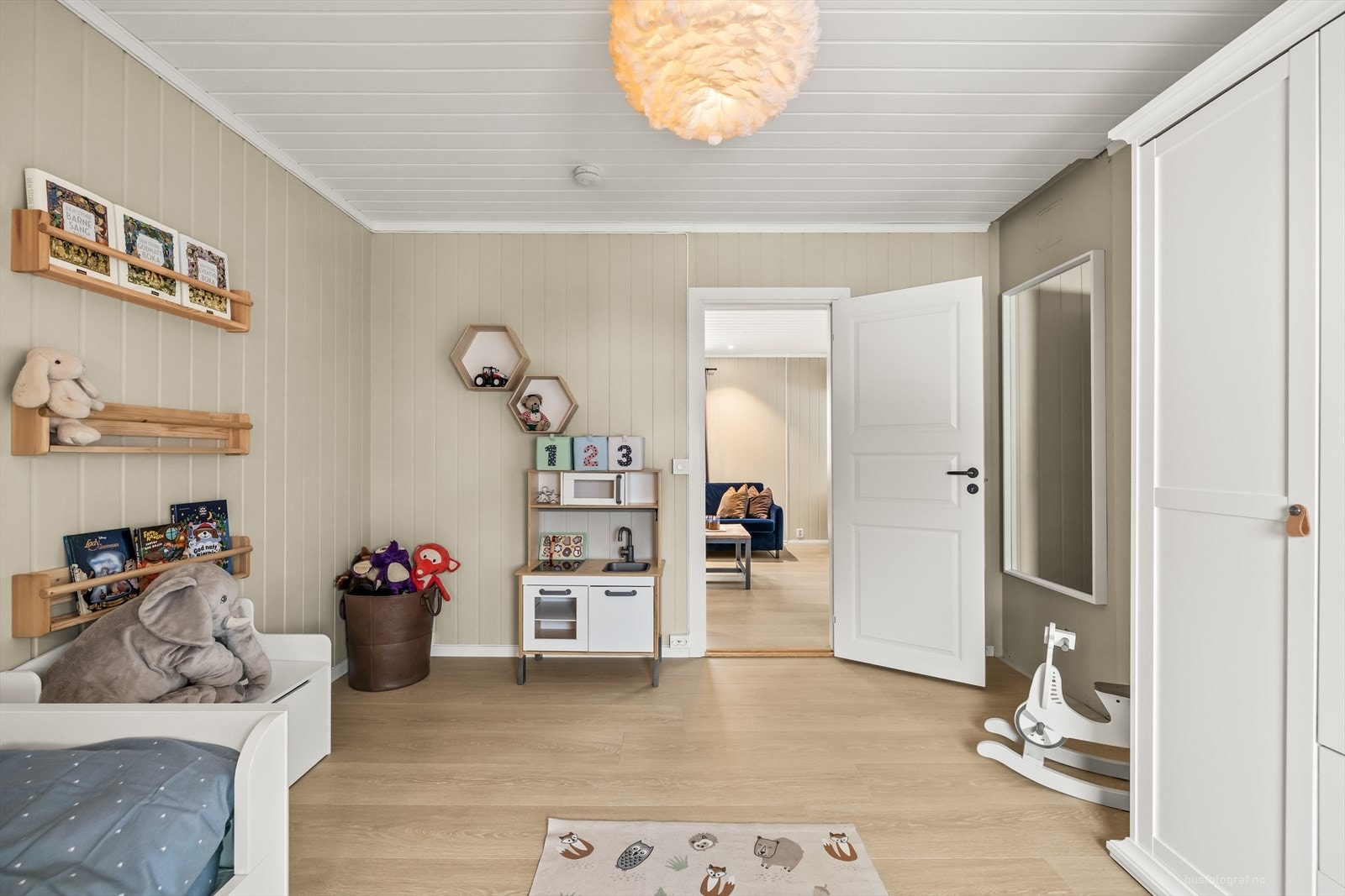 Rommet har god plass til både seng og garderobeskap, og kan enkelt tilpasses ulike behov. Galleribilde