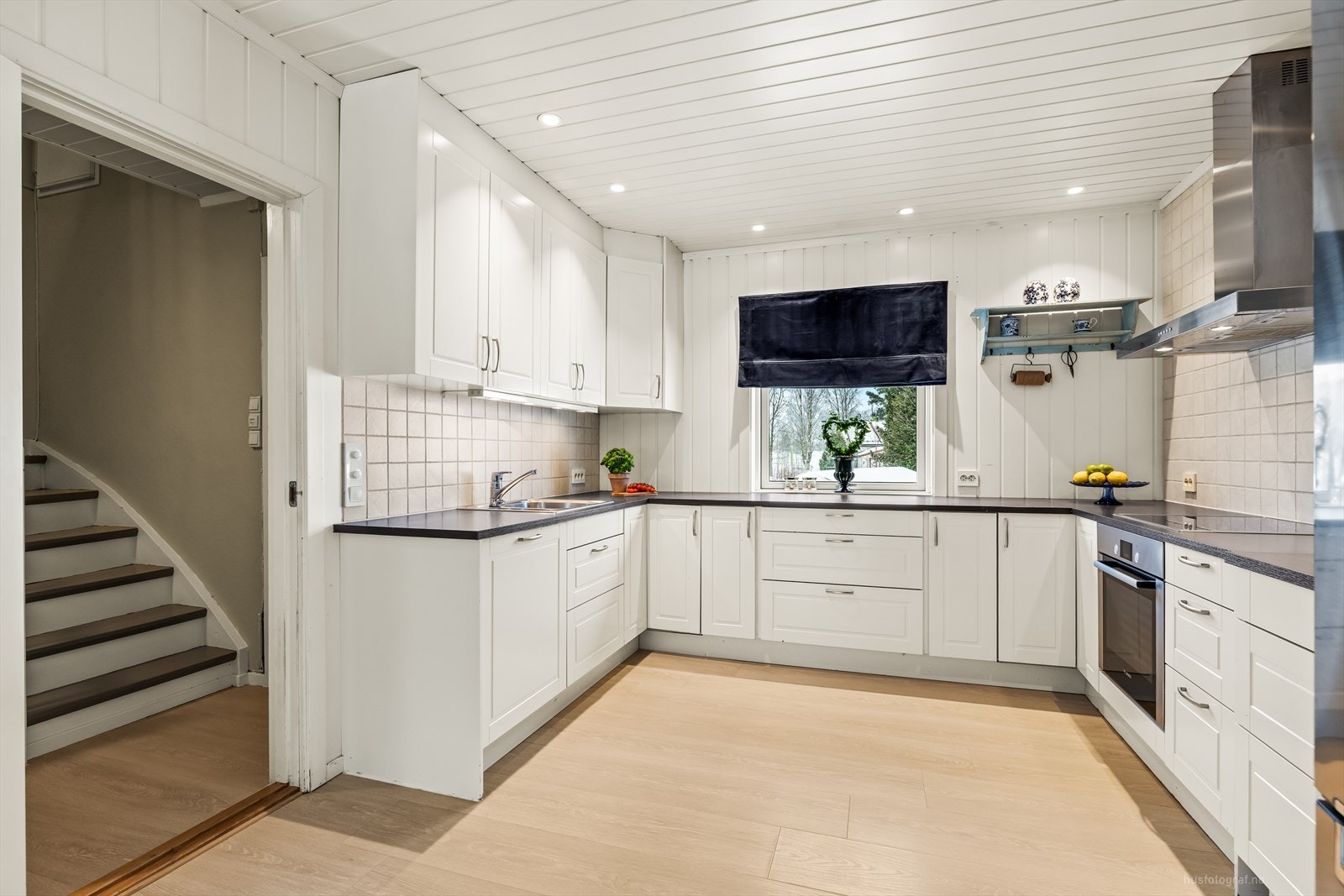 Lyst kjøkken med profilerte fronter og laminat benkeplate. Galleribilde