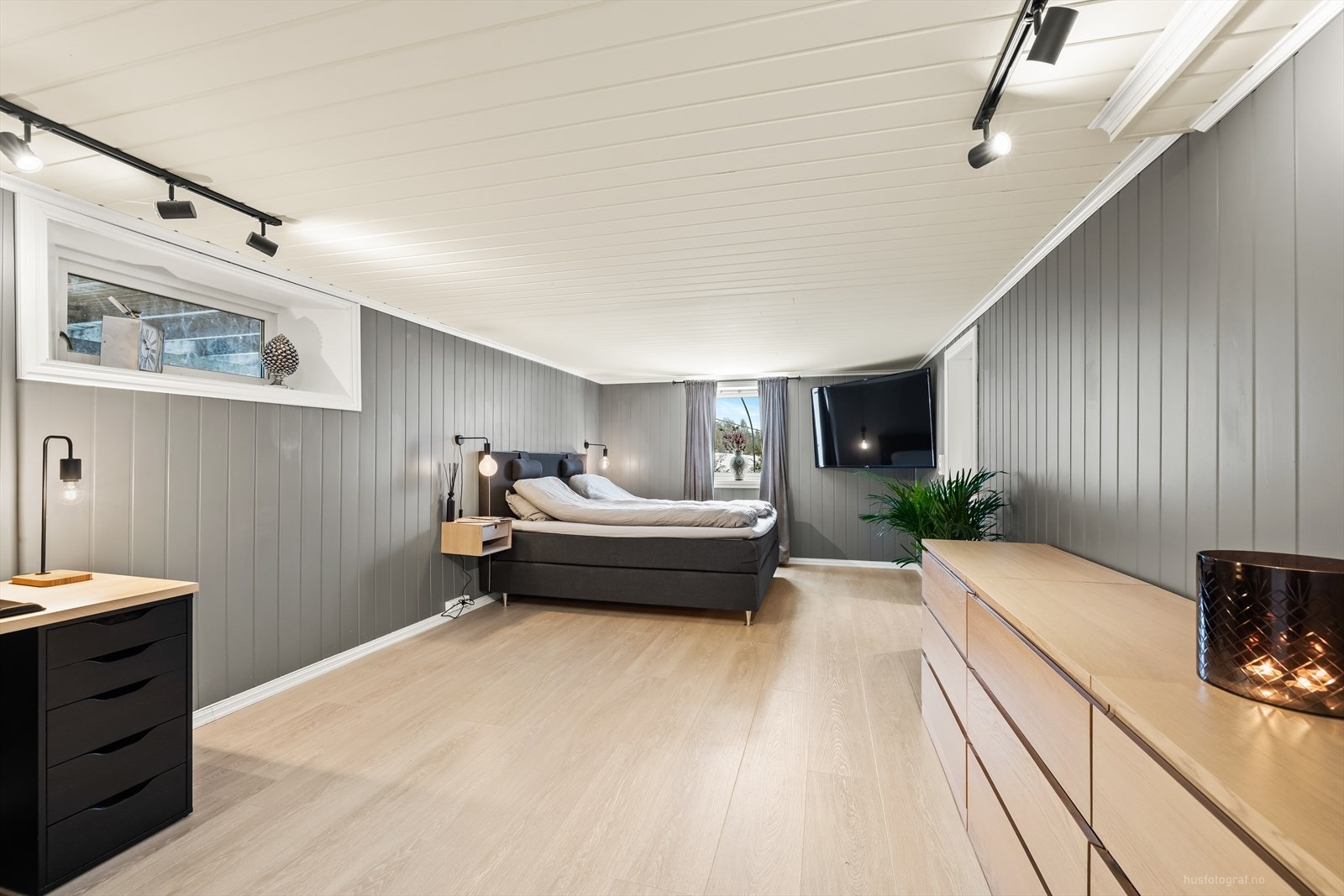 Hovedsoverommet har plass til dobbeltseng, nattbord og garderobeløsning. Galleribilde