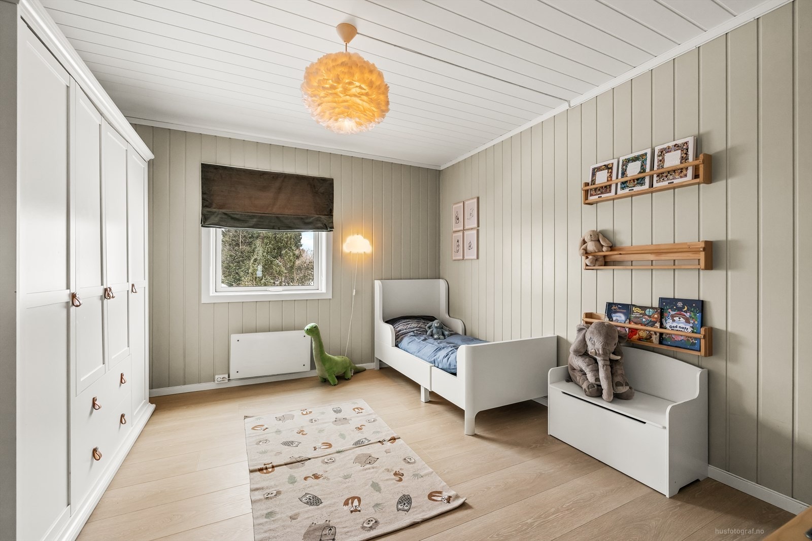 Dette rommet brukes i dag som barnerom, men passer like godt som gjesterom eller et hyggelig hjemmekontor, alt etter behov. Galleribilde