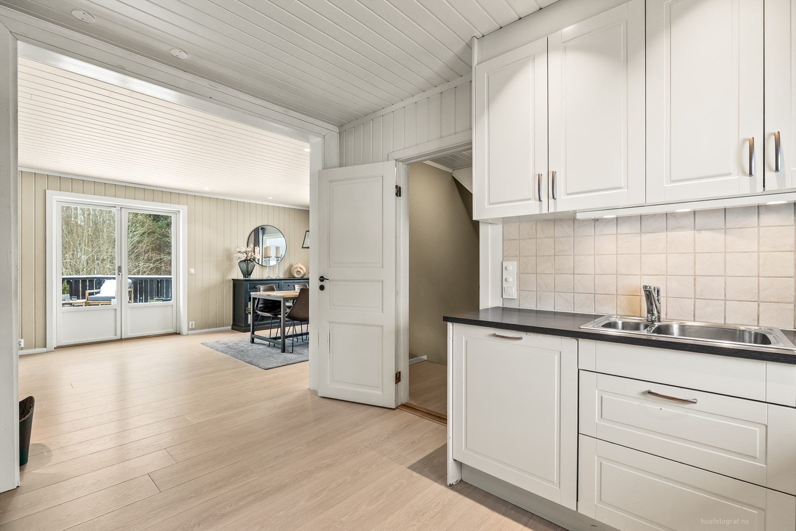 Kjøkkenet har en praktisk og åpen forbindelse til både spisestue og stue. Galleribilde