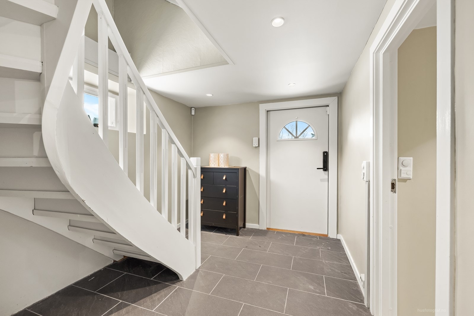 Velkommen inn i en lys og innbydende entré. Galleribilde