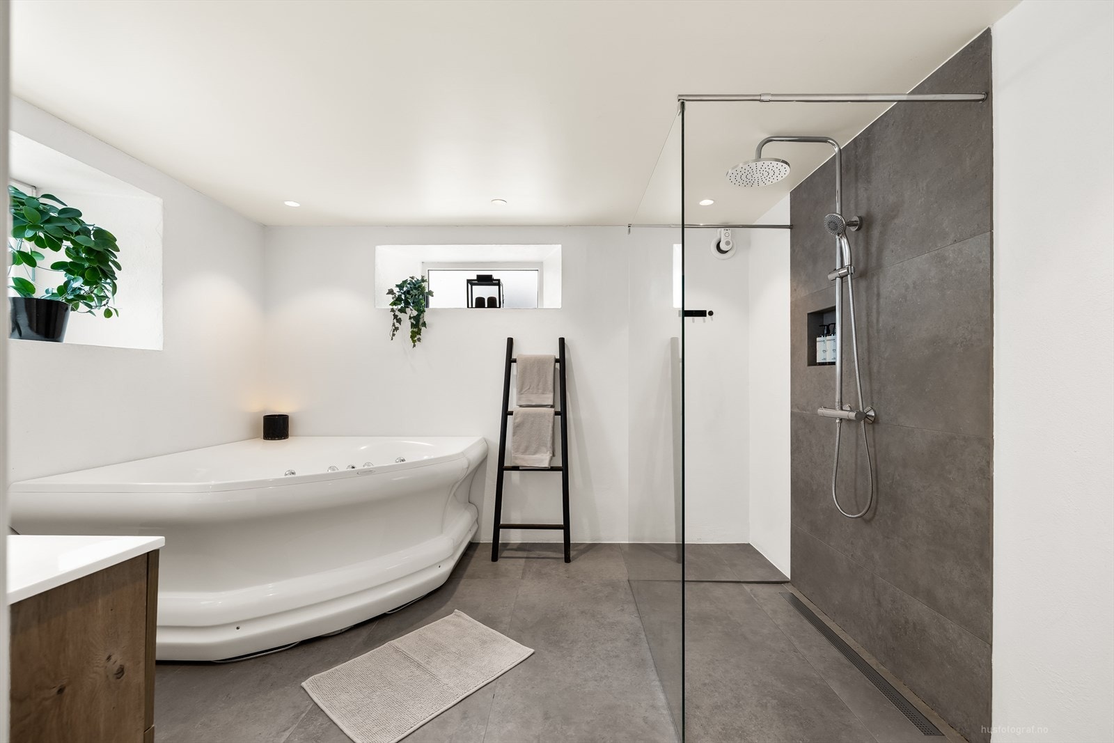 Moderne bad med tidsriktige fliser og stilren innredning. Galleribilde