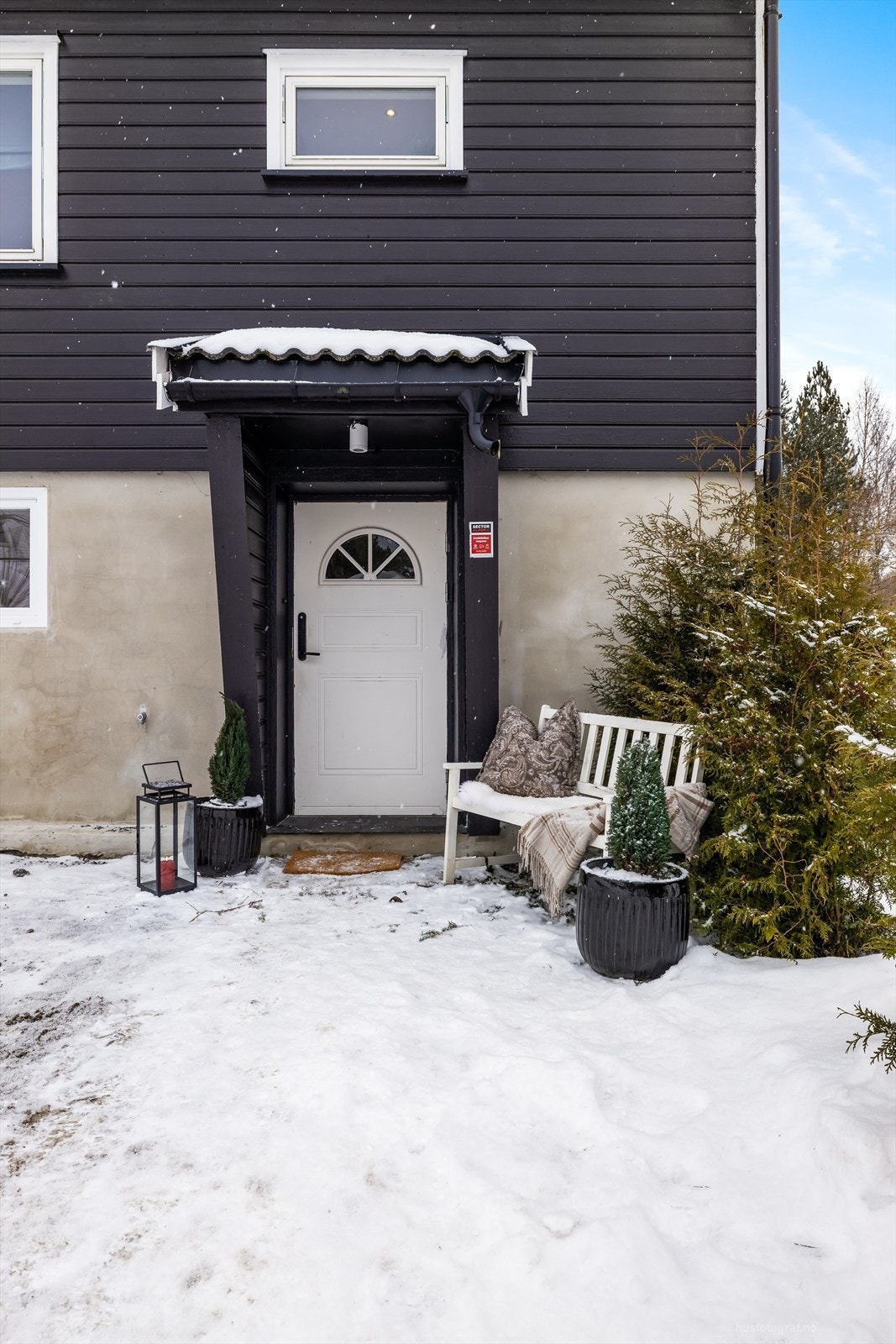 Koselig inngangsparti som ønsker deg velkommen. Galleribilde