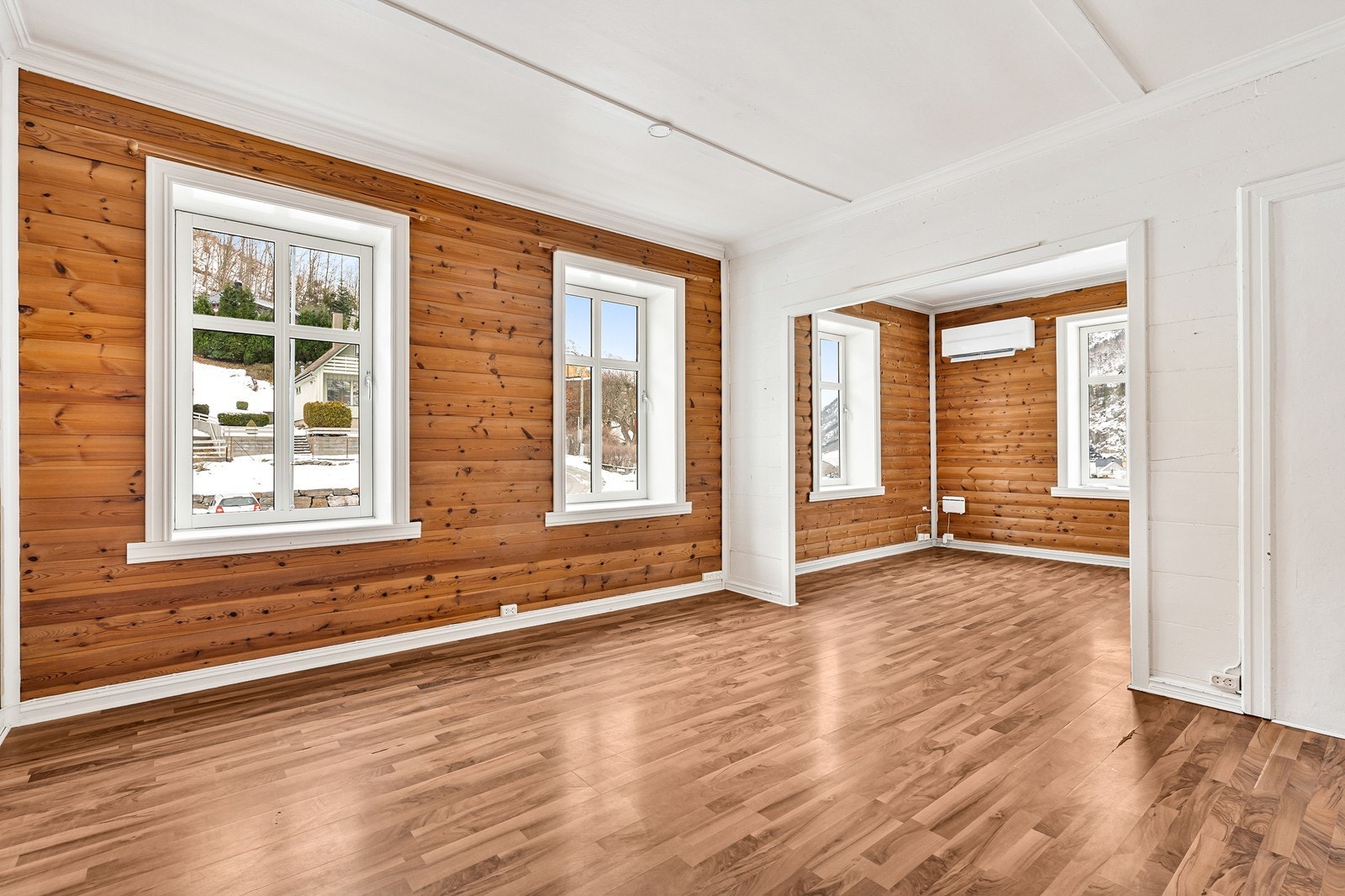 Stue av god størrelse og takhøyde på ca. 2,8 meter. Luft-til-luft varmepumpe montert i 2023 Galleribilde