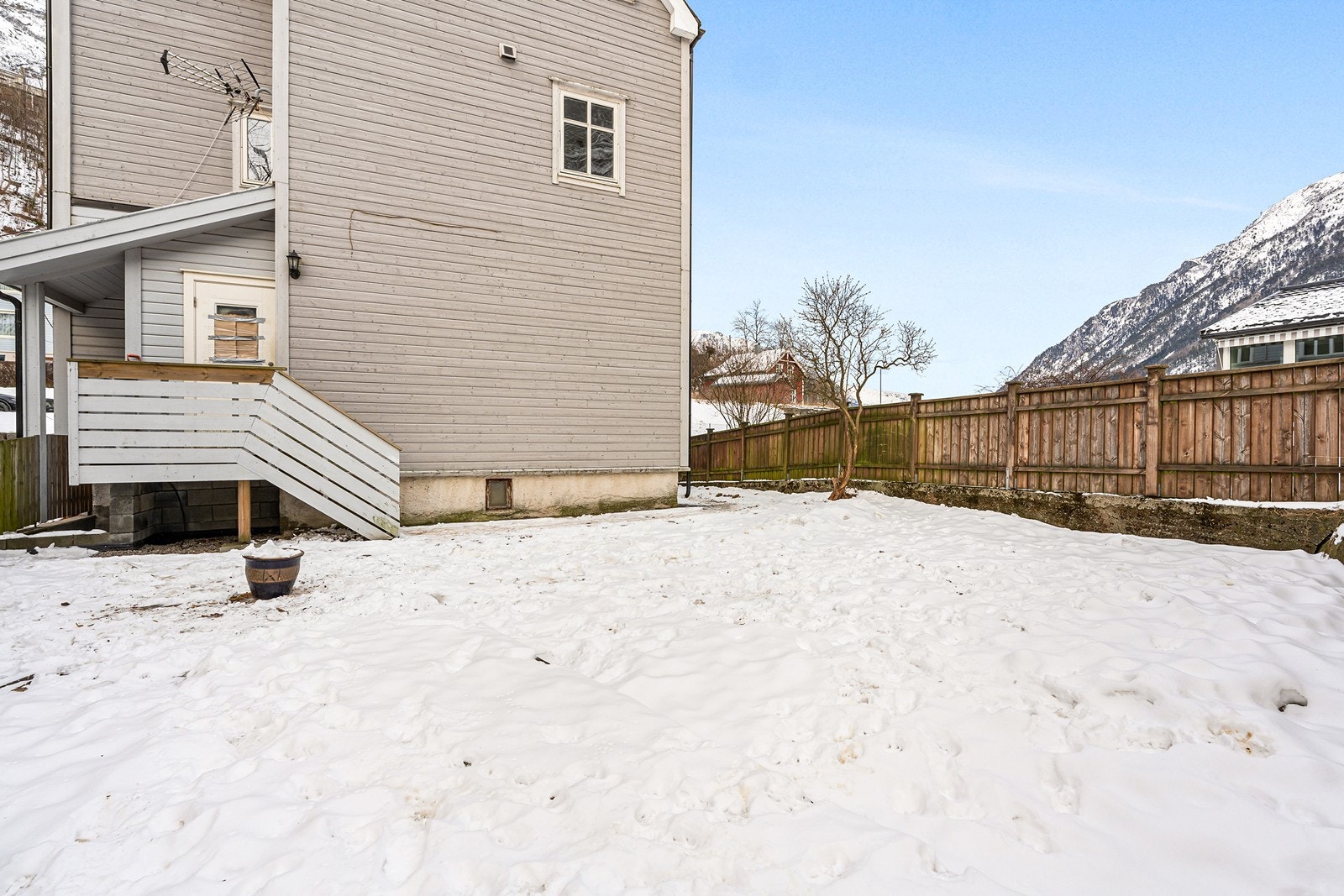 Fint hageareal og uteområde på baksiden av boligen Galleribilde