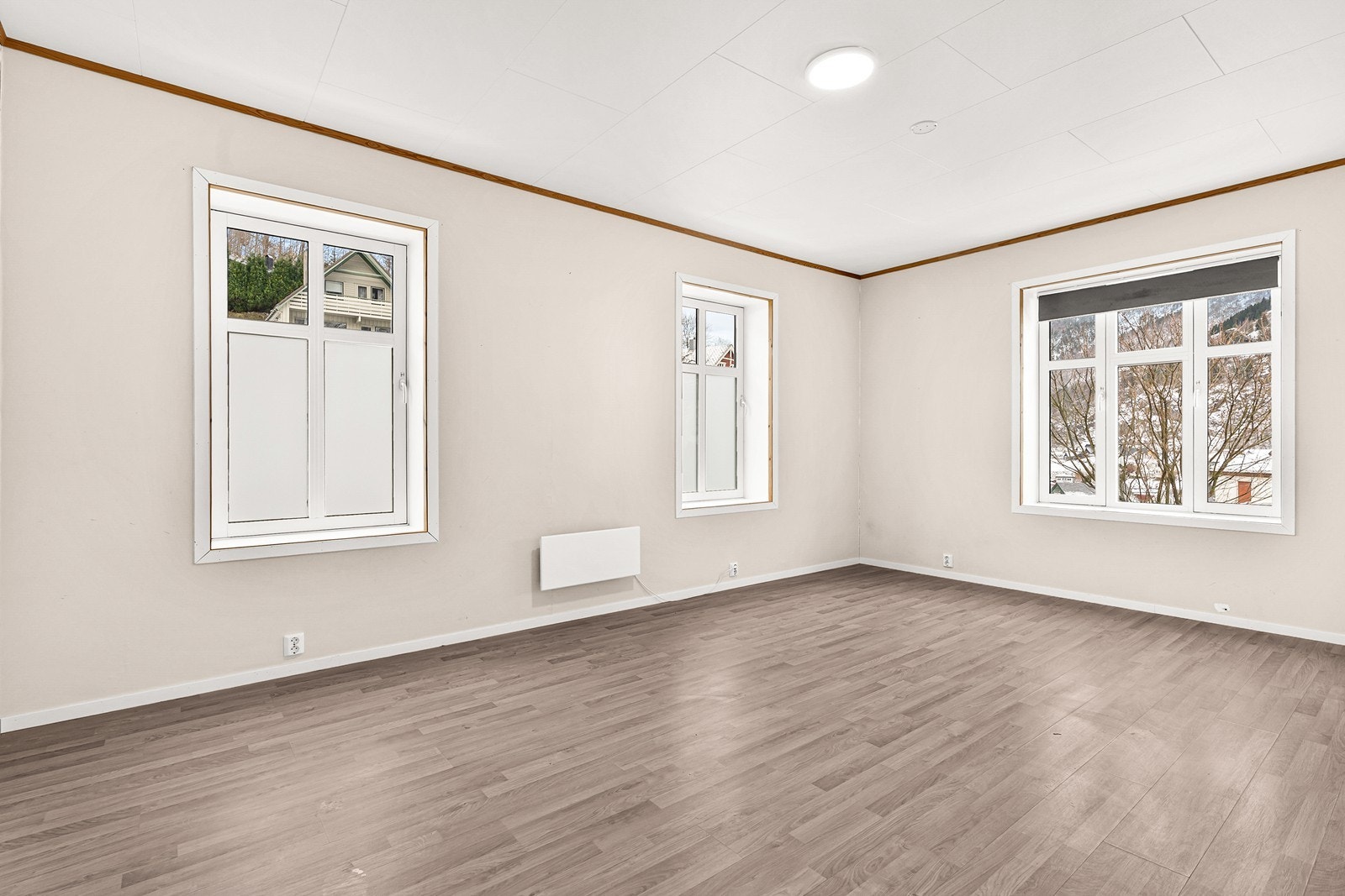 Lys og innbydende stue med svært god takhøyde Galleribilde