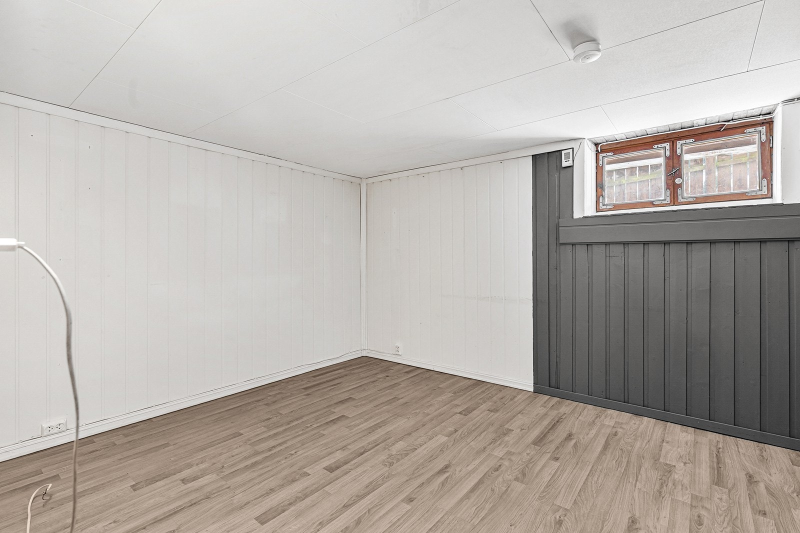 Selger opplyser at dette rommet i kjelleretasjen har vært benyttet som soverom, men det gjøres oppmerksom på at det er ikke er godkjent for varig opphold grunnet manglende oppfyllelse av krav til takhøyde, rømningsvei og dagslys Galleribilde