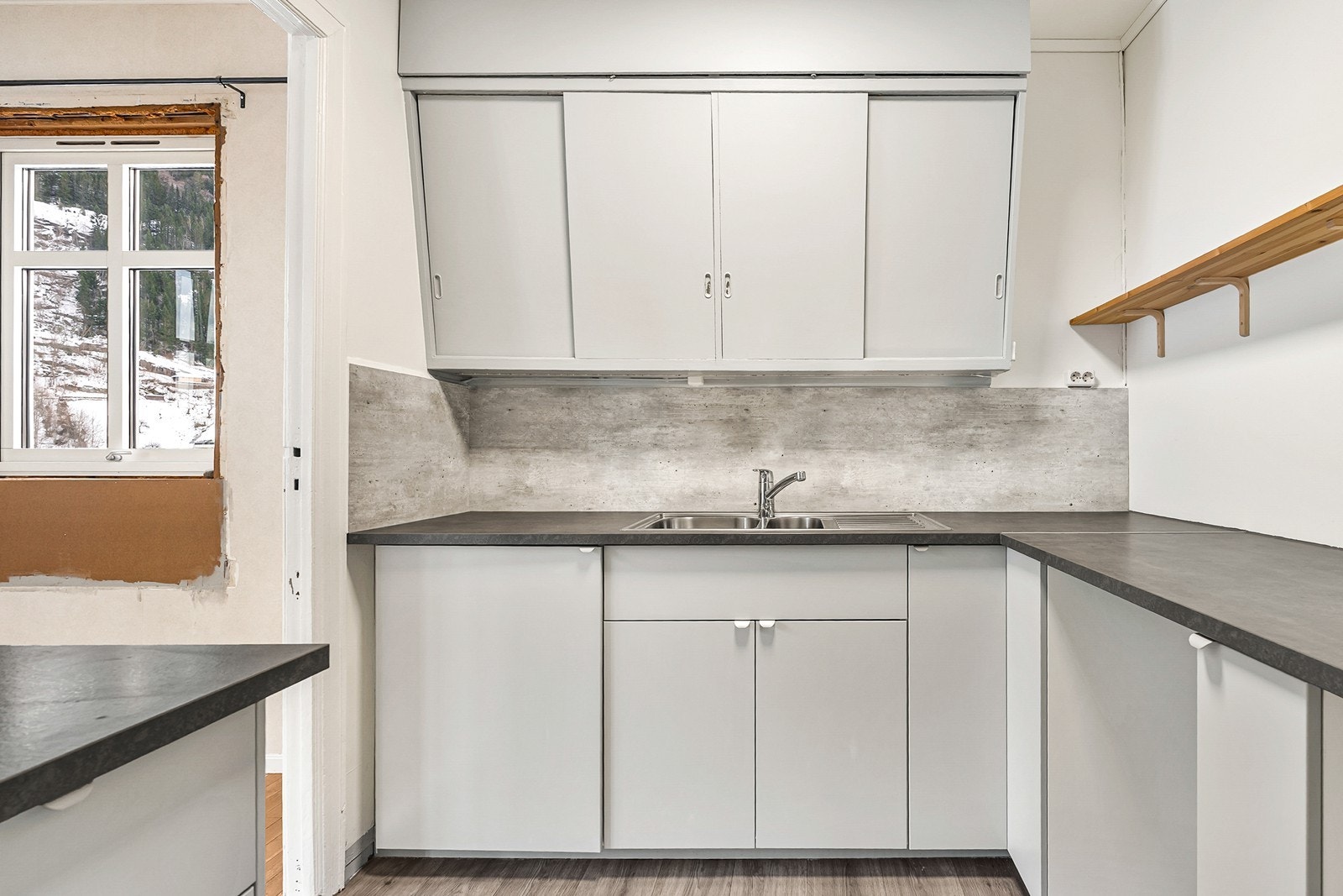 Kjøkkenet ble delvis pusset opp og modernisert i 2022 Galleribilde