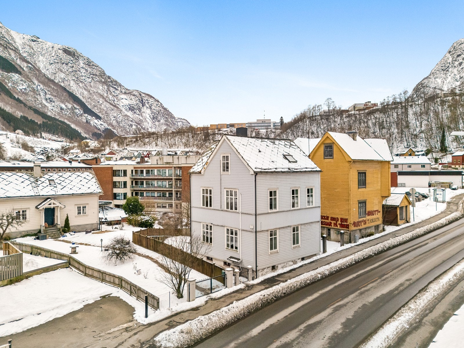 Nordvik Hardanger har gleden av å presentere Røldalsvegen 109 - En romslig og innholdsrik enebolig med stort potensiale! Foto: Aleksander Koløy Galleribilde