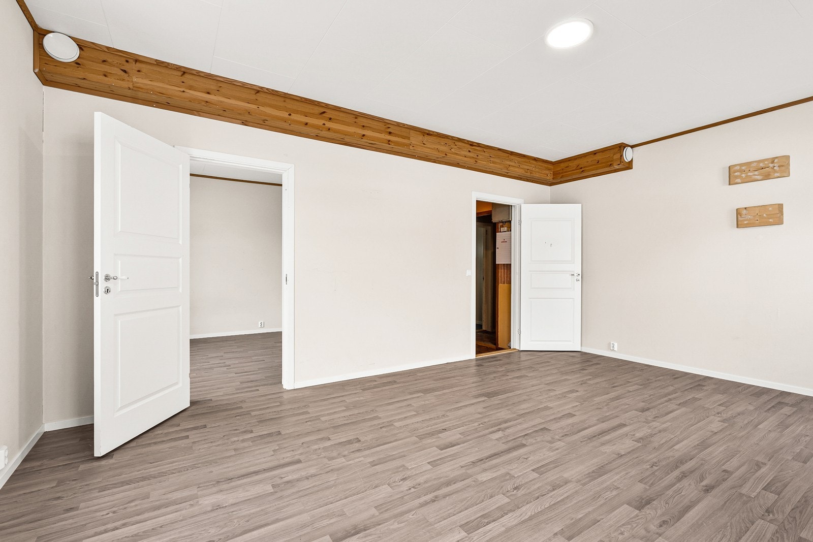 1.etasje inneholder vindfang, gang, trapperom, bod, bad, stue og ett soverom Galleribilde