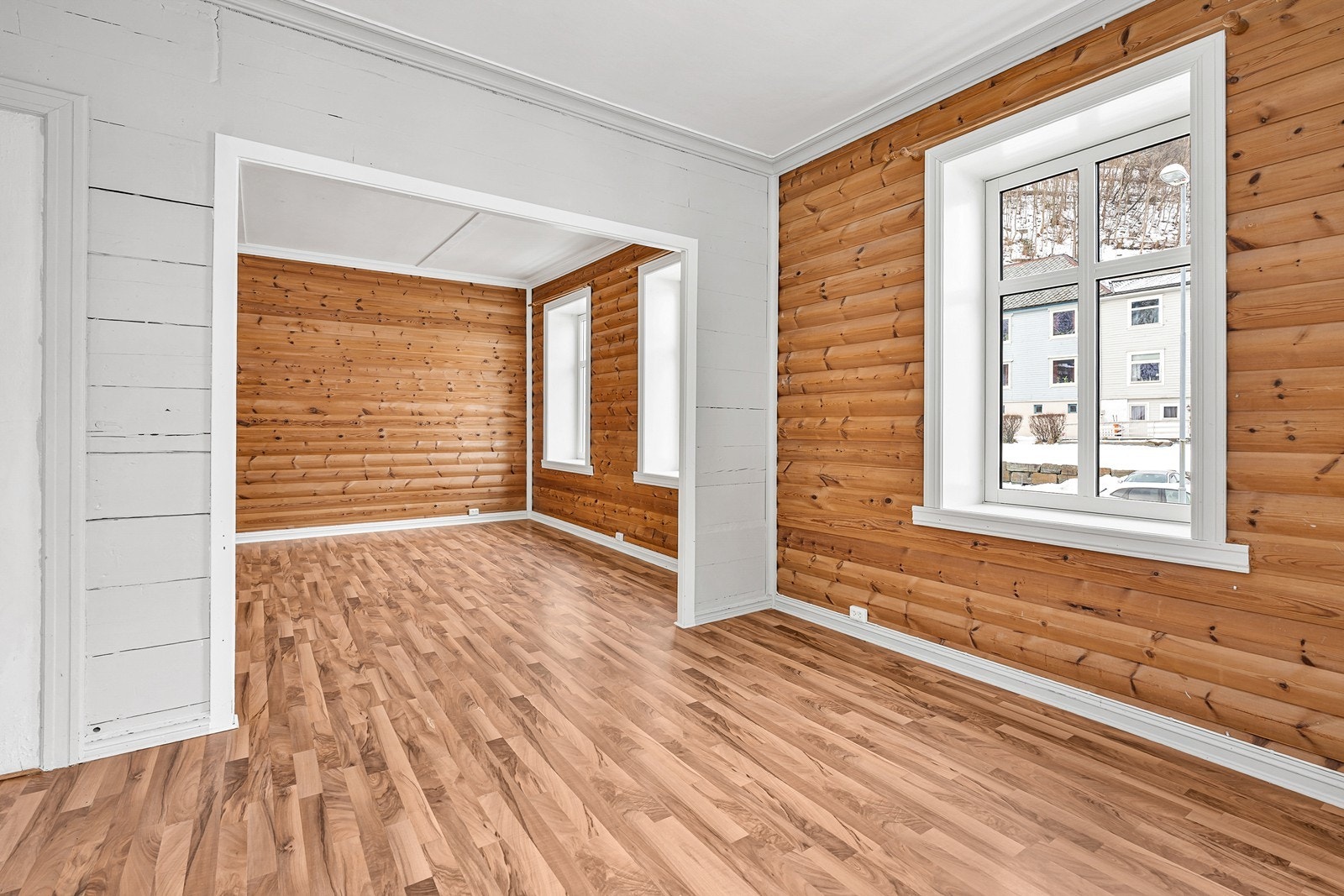 Stuen har svært gode møblleringsmuligheter og kan enkelt deles inn i flere soner Galleribilde