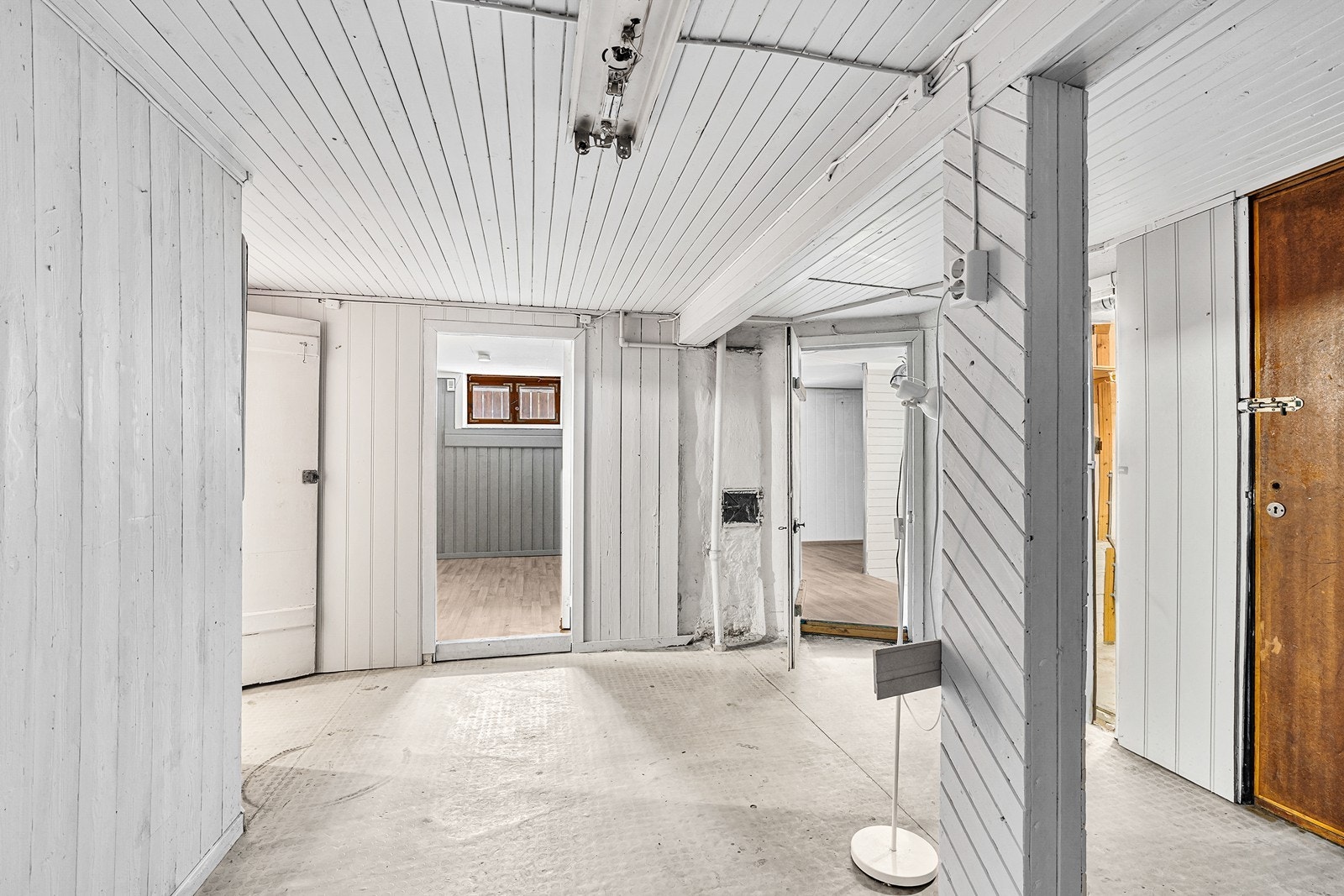 Kjelleren inneholder gang, to boder, toalettrom, kjellerstue og ett soverom Galleribilde