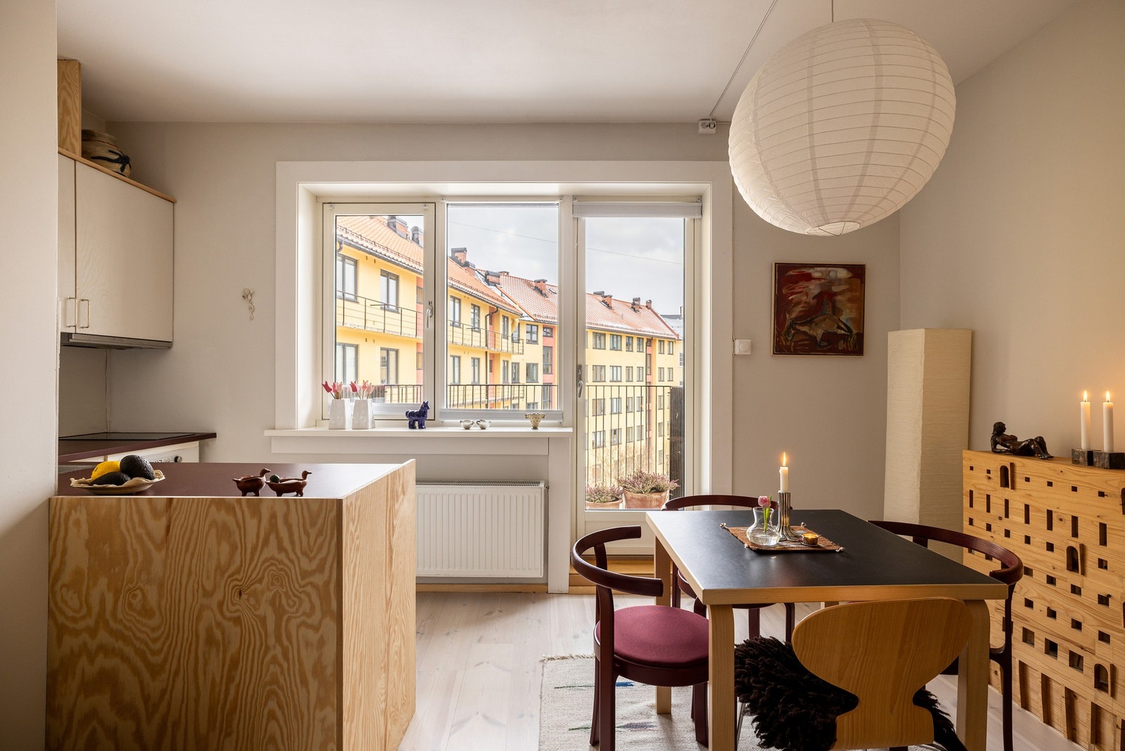 Oppvarming skjer via bergvarme tilknyttet radiatorer, og holder leiligheten behagelig varm gjennom vinteren (alt inkl. i felleskostnadene). Galleribilde