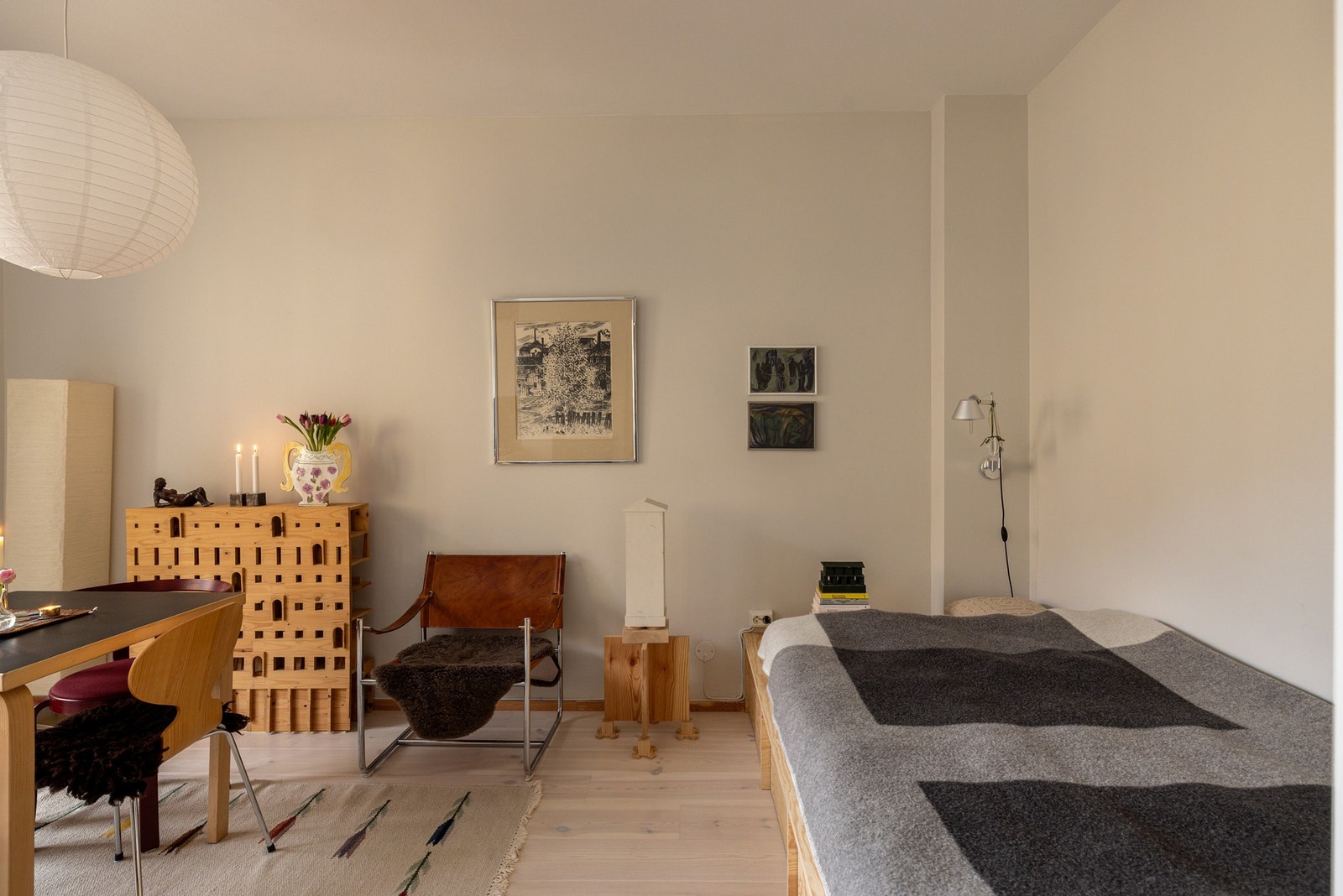 Stuen er lys og romslig med en behagelig takhøyde på ca. 2,7 meter. Galleribilde